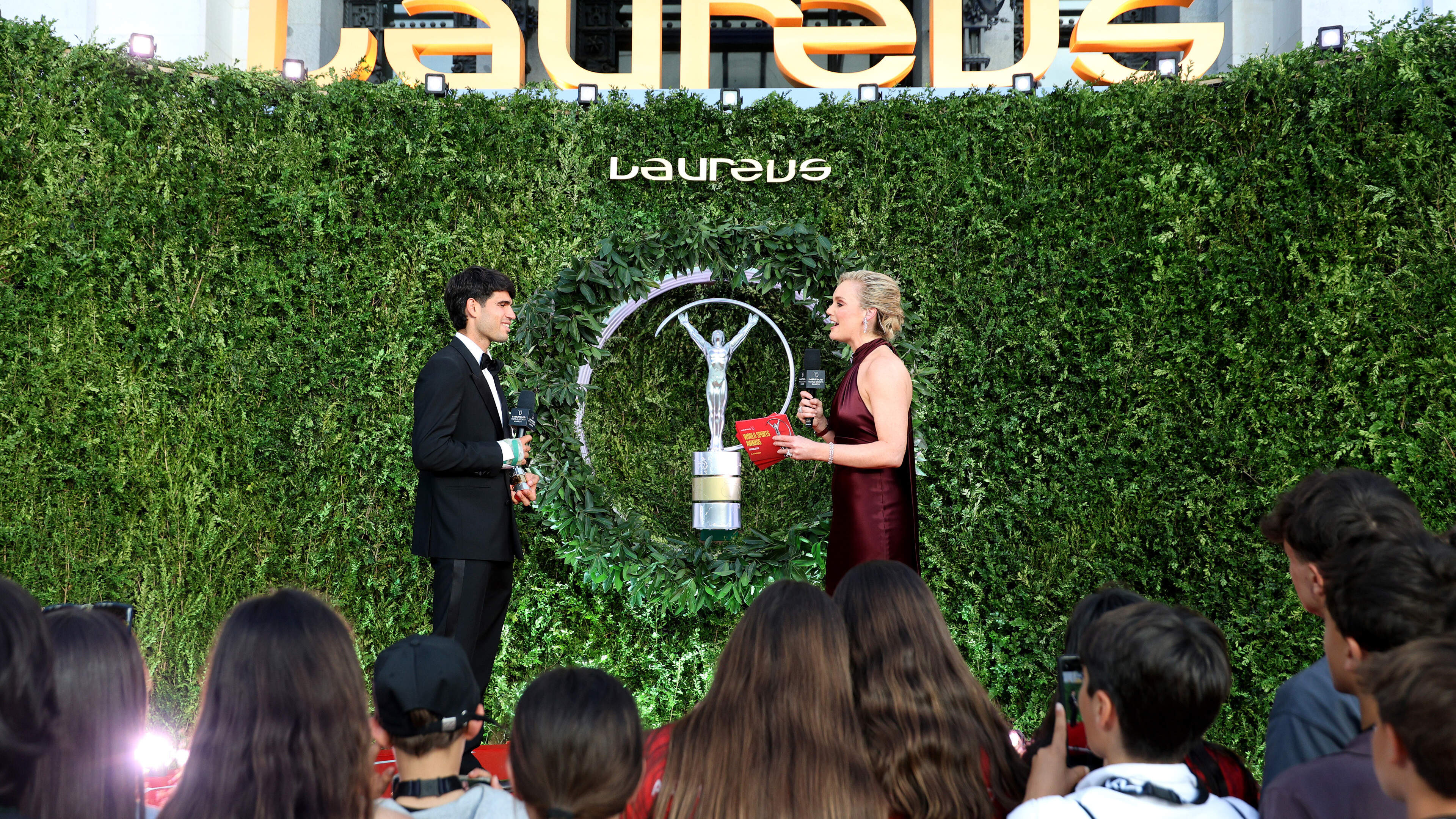 Fraaie primeur voor Carlos Alcaraz tijdens gala in Madrid, Lamine Yamal ontvangt prijs van Ruud Gullit