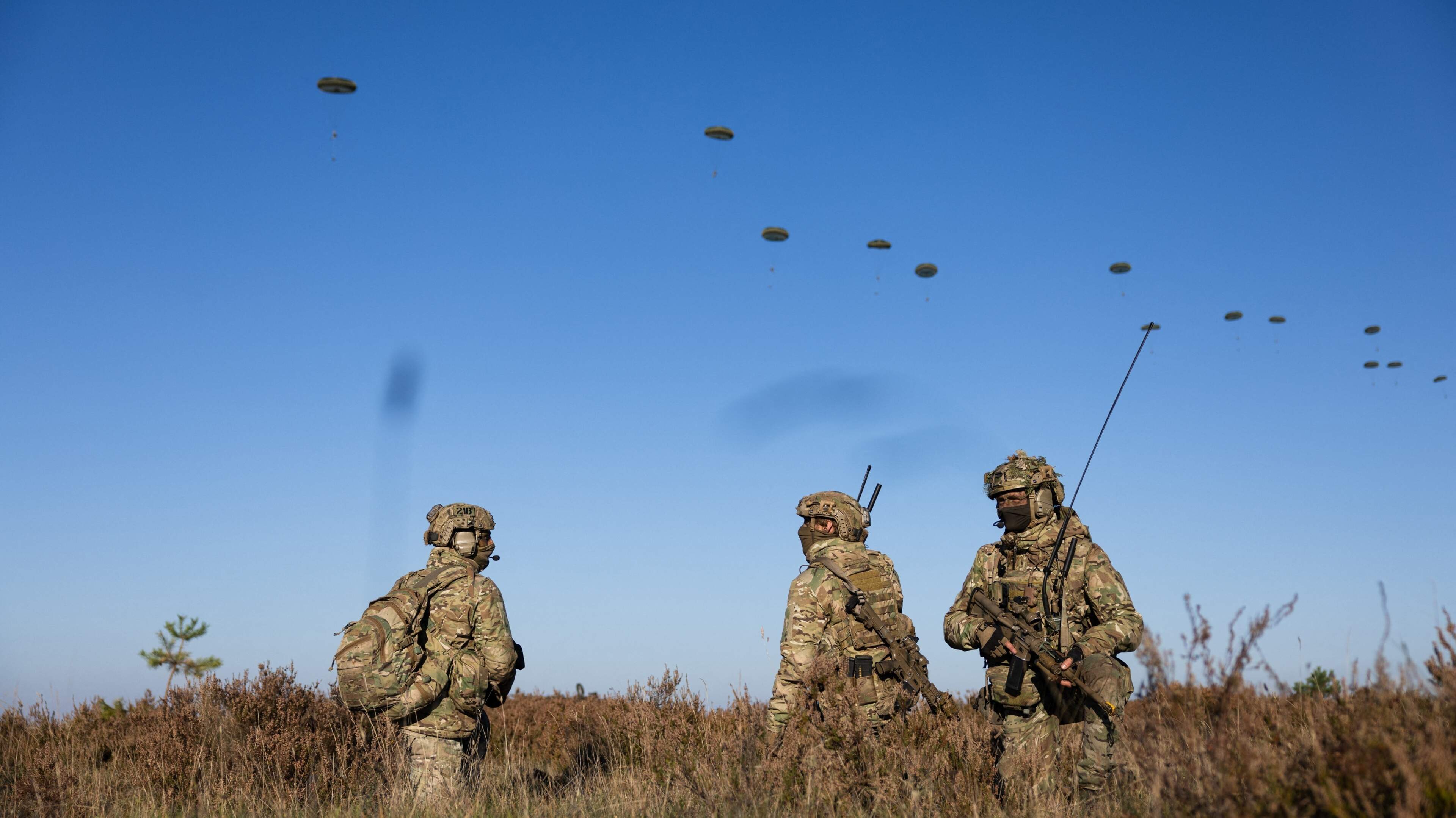 LIVE | Britse en Franse troepen nemen deel aan NAVO-oefeningen: zeshonderd parachutisten gedropt boven Duitsland