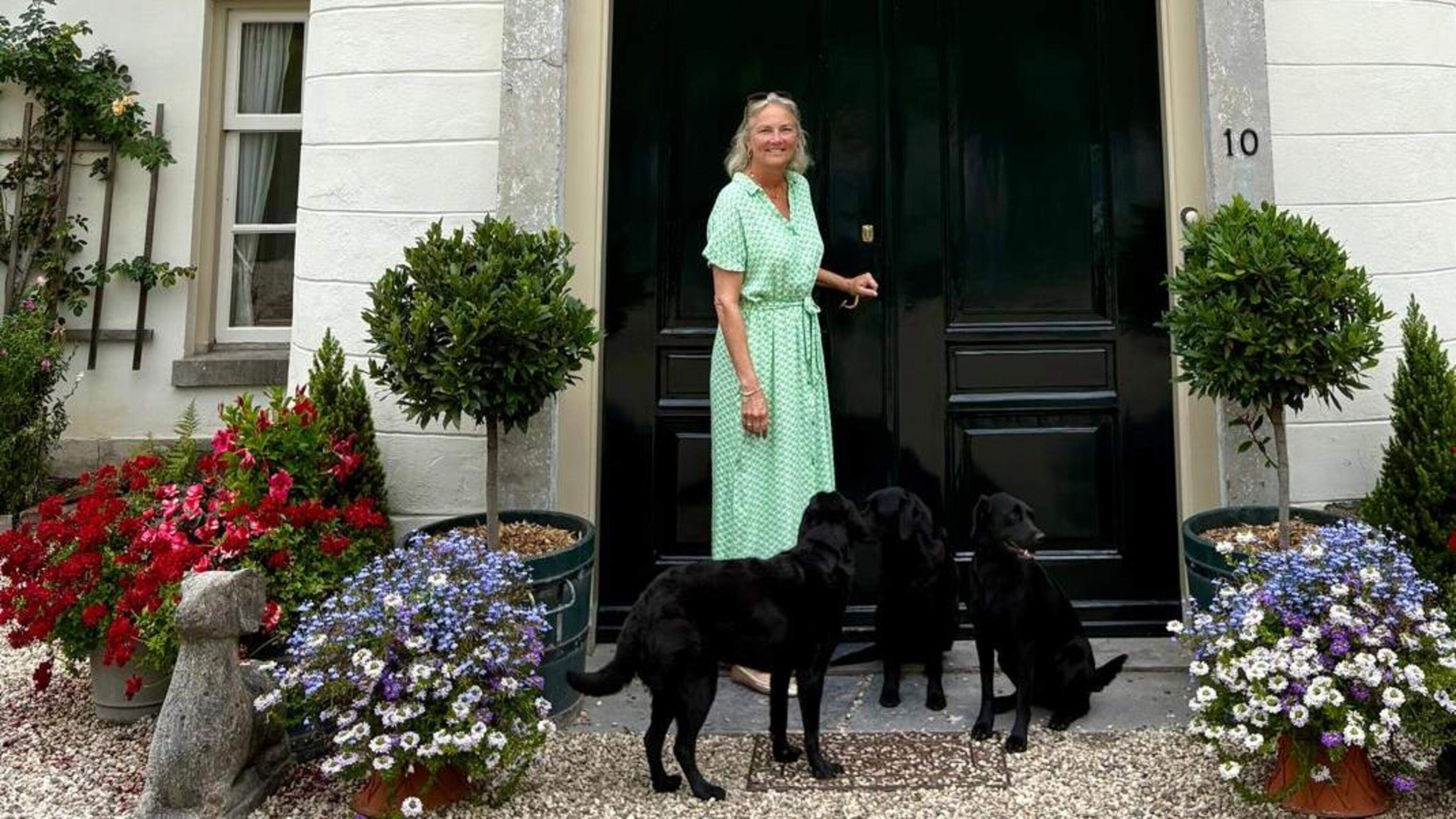 Zakenman Michel Perridon laat z'n Bugatti's zien op adellijk landgoed Mariënwaerdt
