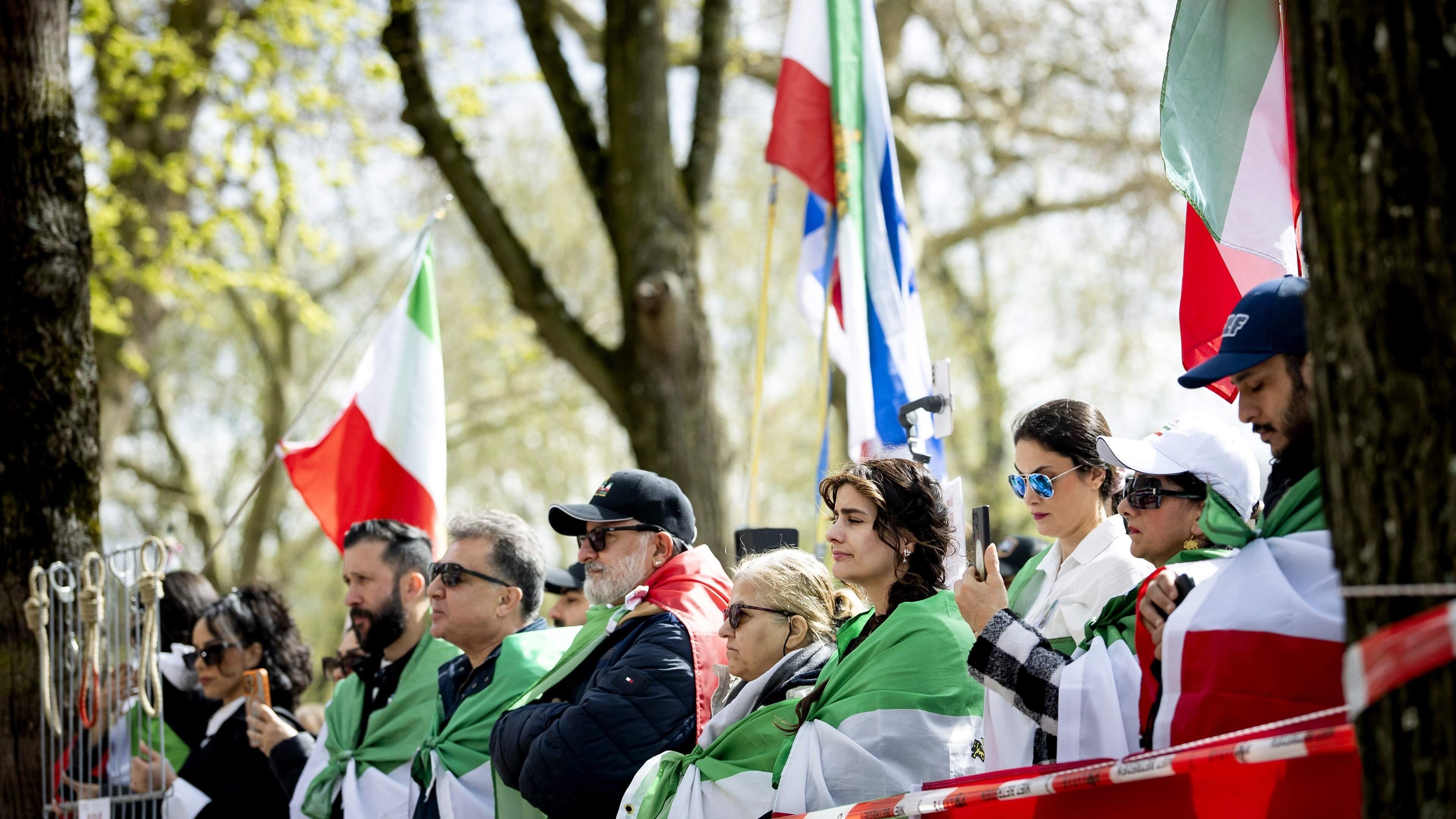 Nederlandse Iraniërs in onmogelijke spagaat na dreigement Trump: ’Monster met duizend poten’ moet uitgeschakeld, maar tegen welke prijs?