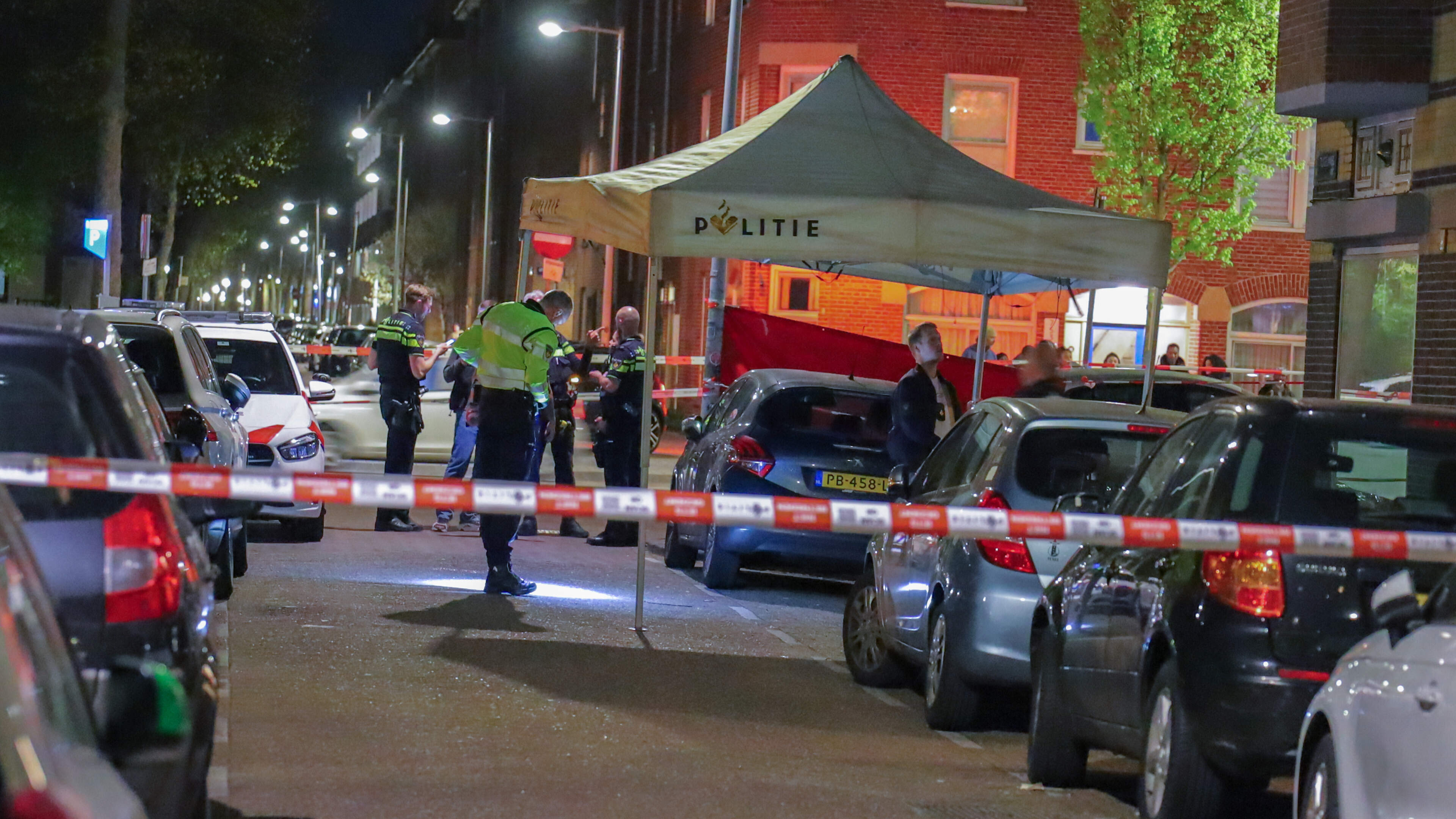 Buurt in shock, man (54) voor ogen van omwonenden doodgestoken: ’Wij hebben geen idee waarom’