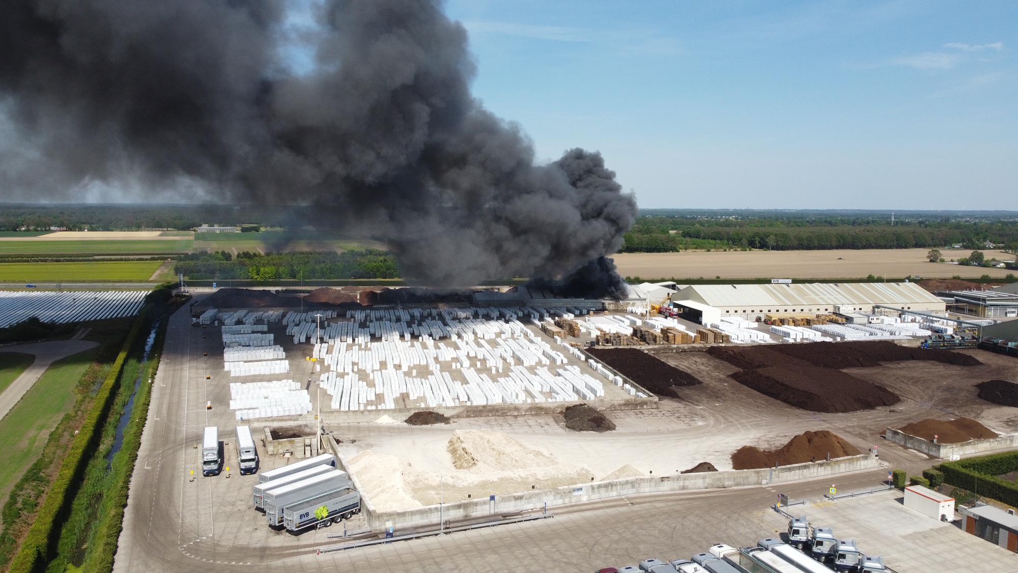 Grote brand legt deel tuinbouwbedrijf in Grubbenvorst in de as