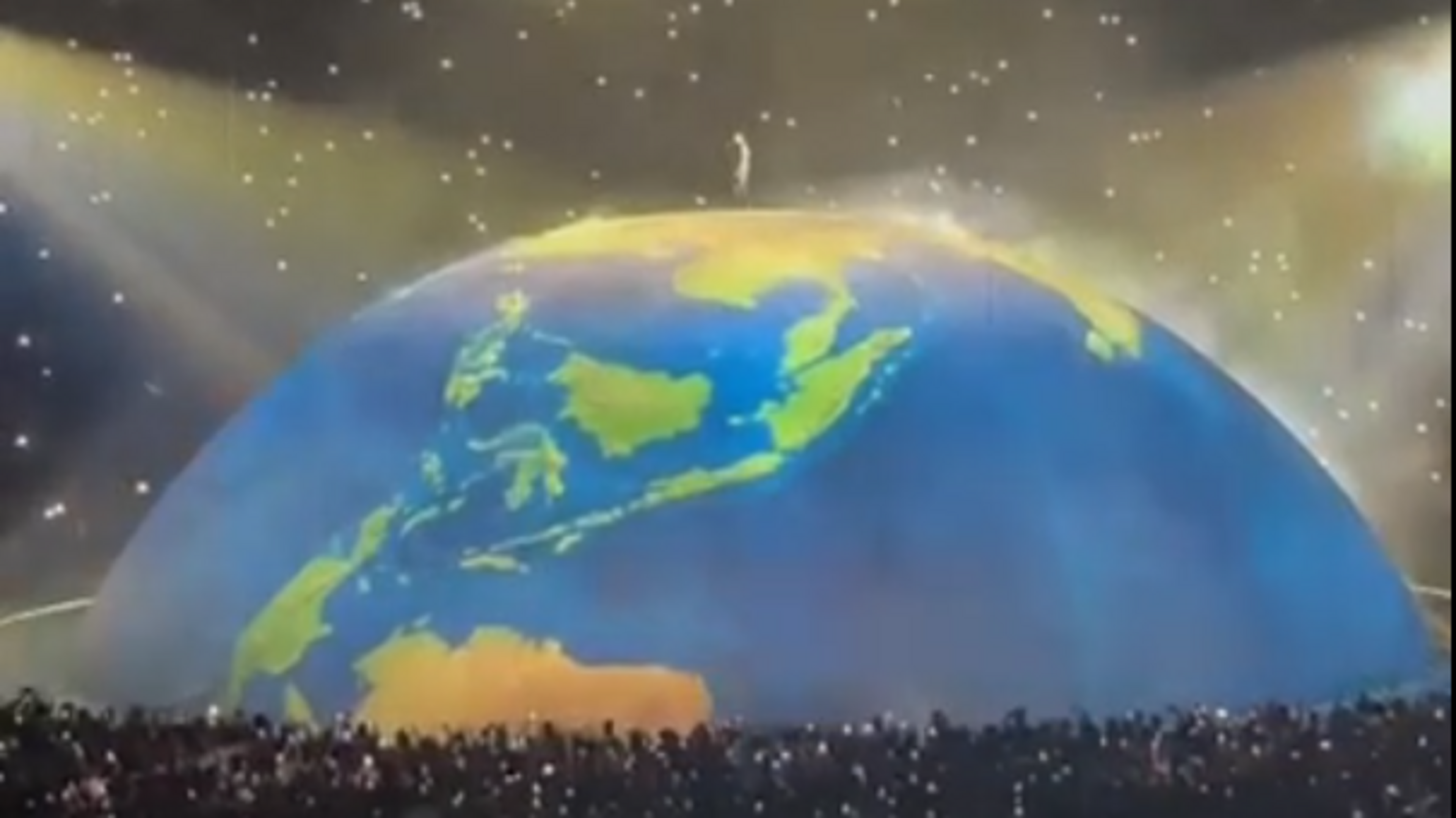 LIVE | Omstreden concert Kanye West begonnen, rapper staat op projectie van gigantische wereldbol