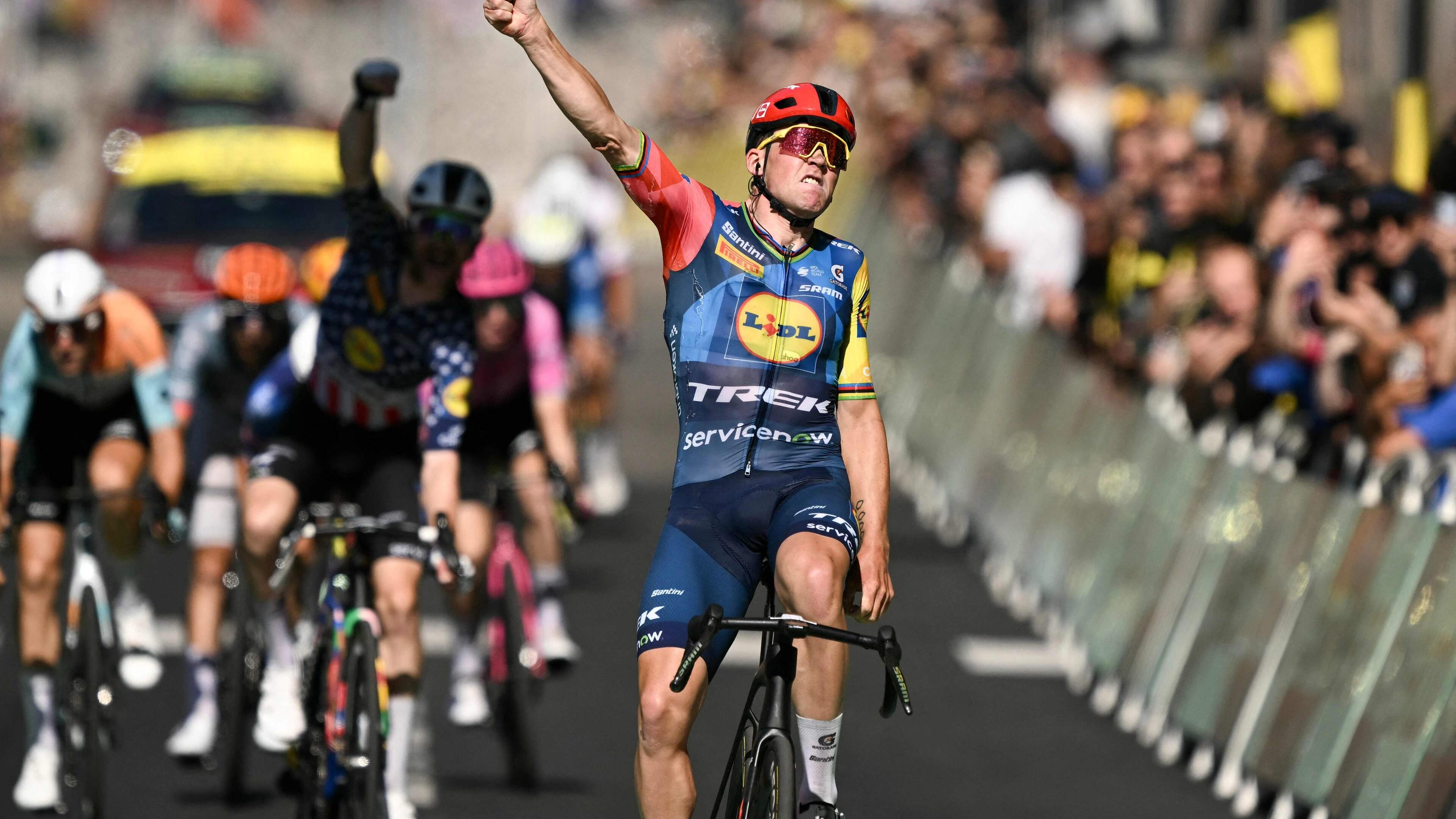 Mads Pedersen rondt vakwerk Lidl-Trek af in Tour de France, Torstein Traeen neemt geel over van Tadej Pogacar