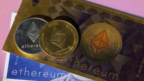 De voormalige Turkse cryptobaas Faruk Fatih Özer (m.) is dood aangetroffen in zijn cel