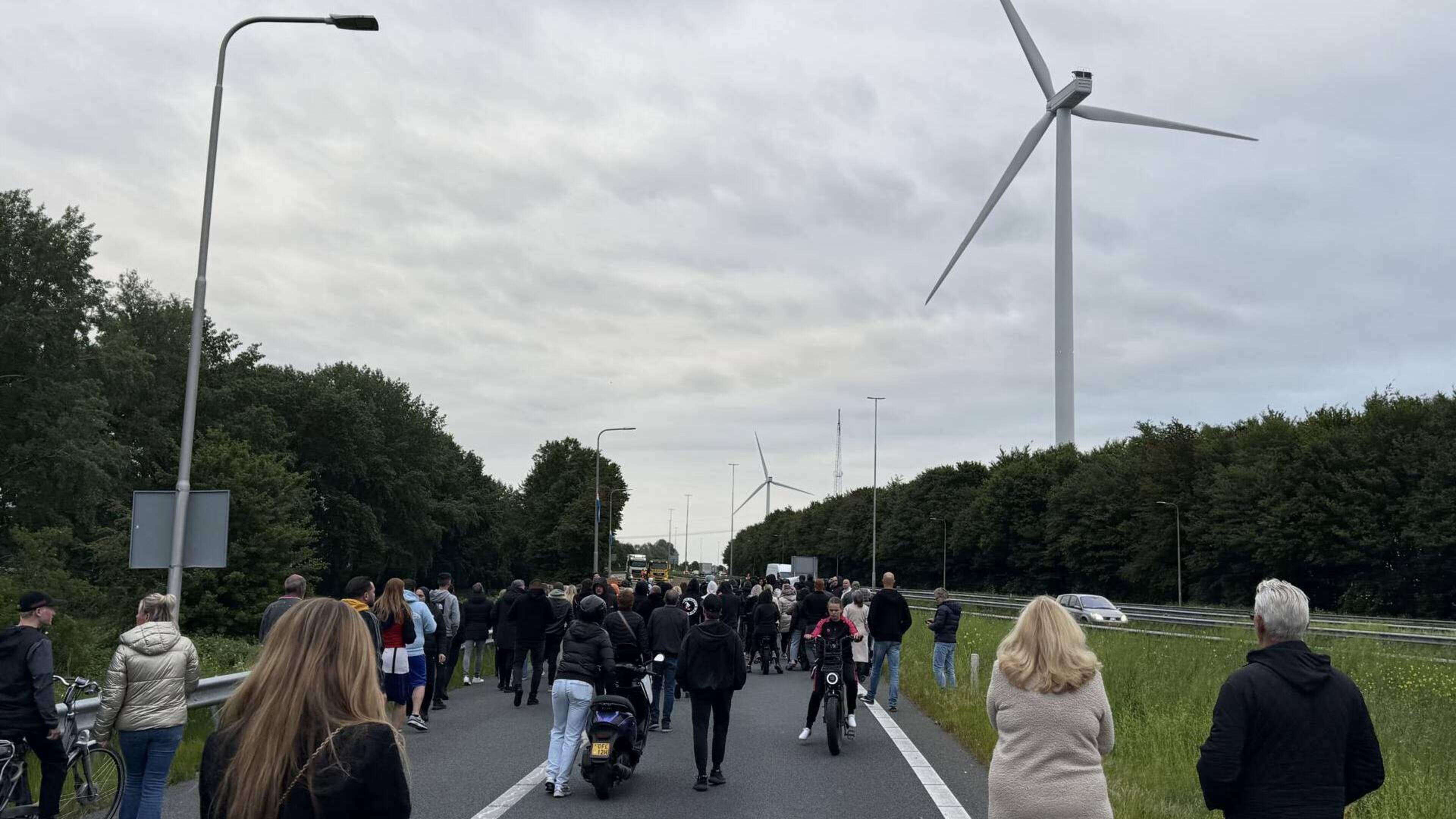 Anti-azc-demonstranten blokkeren snelweg A59 bij Den Bosch