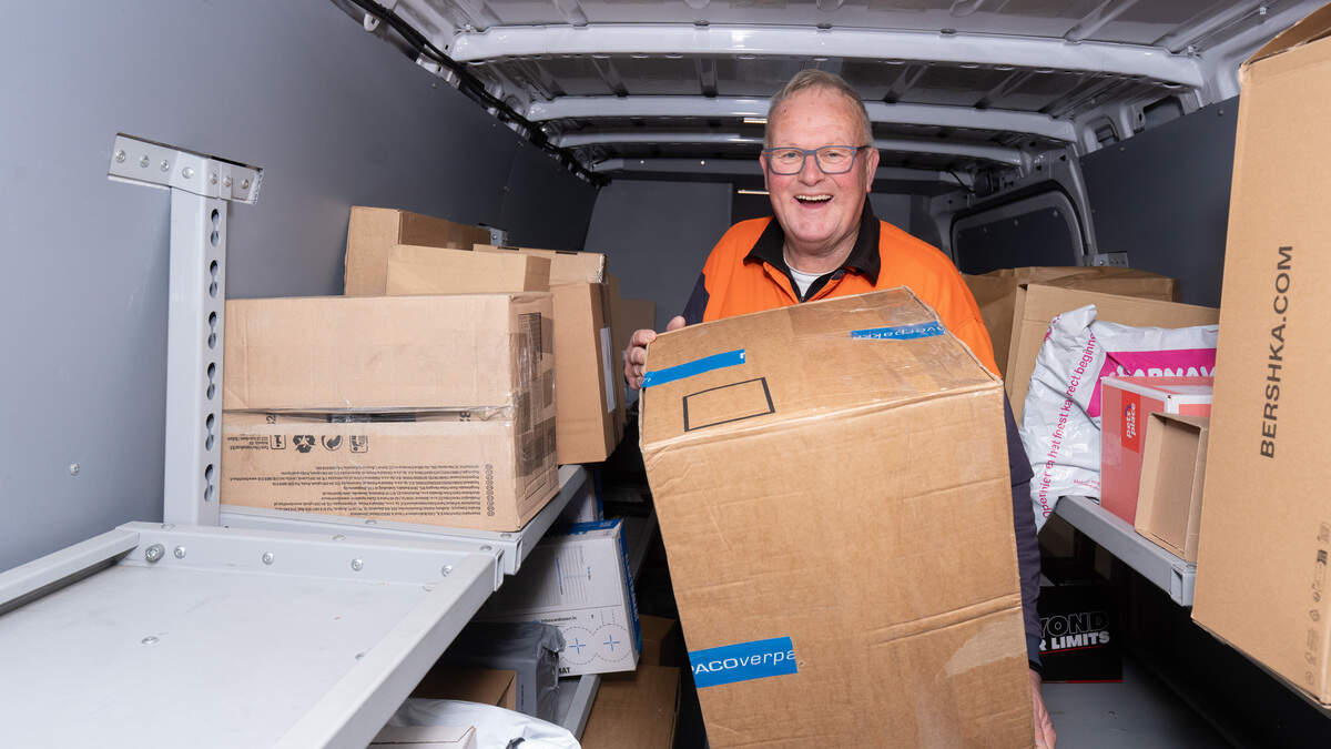Ron (69) bezorgt al vijftig jaar pakketten, decembermaand is voor hem ...