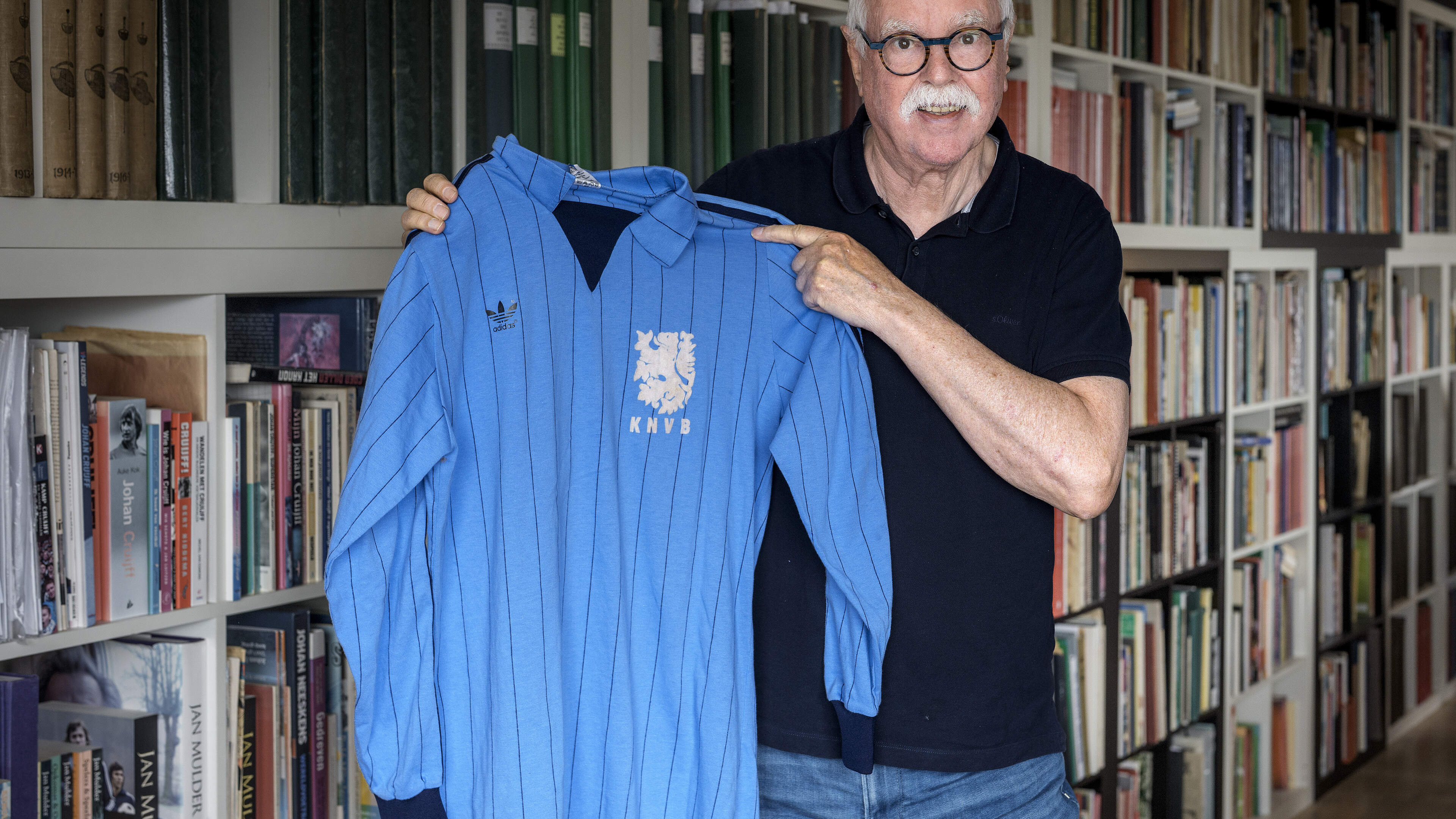 Vuistdik boek over geschiedenis tricots Nederlands elftal: eerbetoon aan niet zomaar een shirt