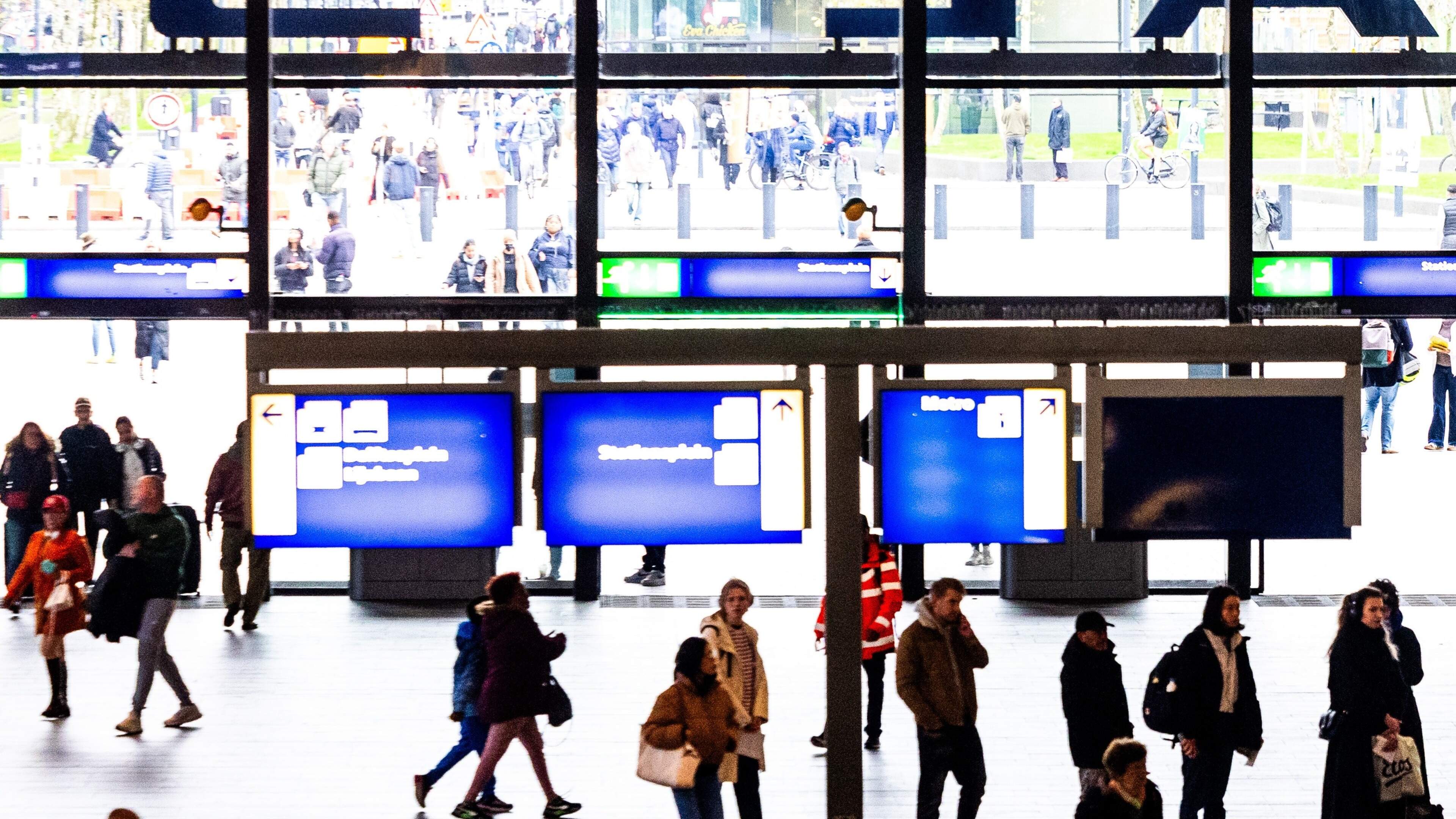 Man (26) schiet in de lucht in stationshal Rotterdam Centraal