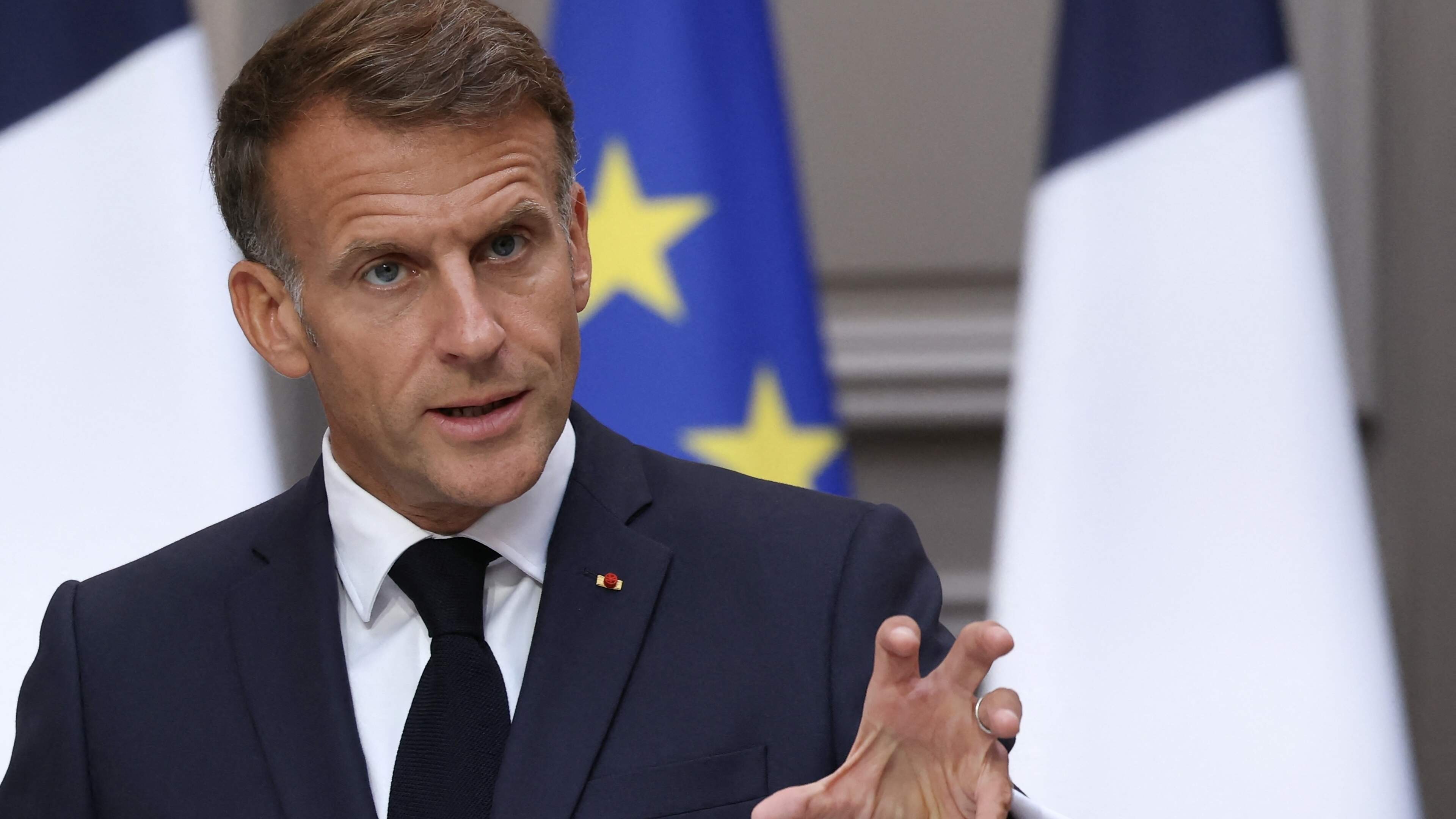 Image for the article: LIVE | President Emmanuel Macron: ’Frankrijk de afgelopen weken bedreigd door Russische hybride aanvallen’