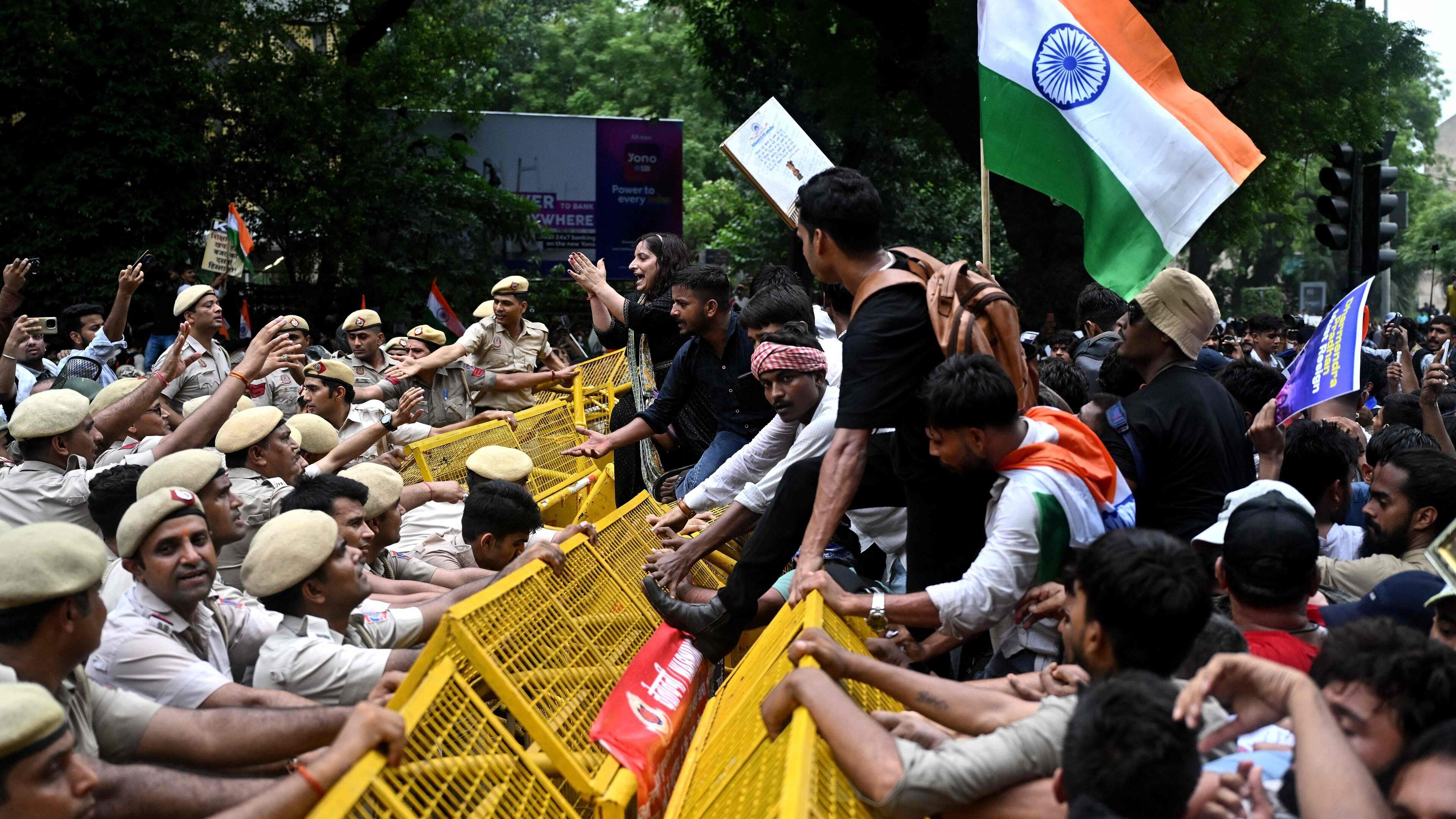 Ordediensten en demonstranten slaags in New Delhi tijdens ’kakkerlakkenprotest’