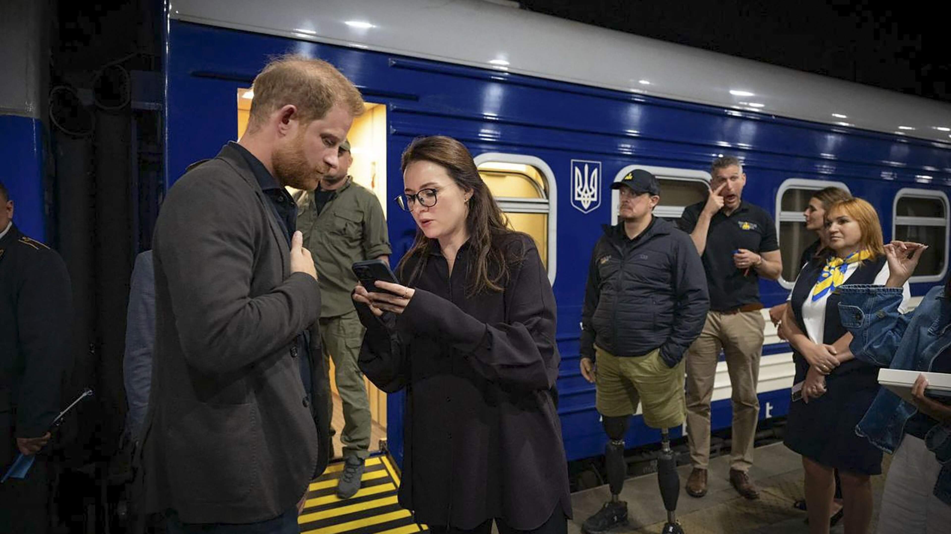 Prins Harry brengt onaangekondigd bezoek aan Kyiv