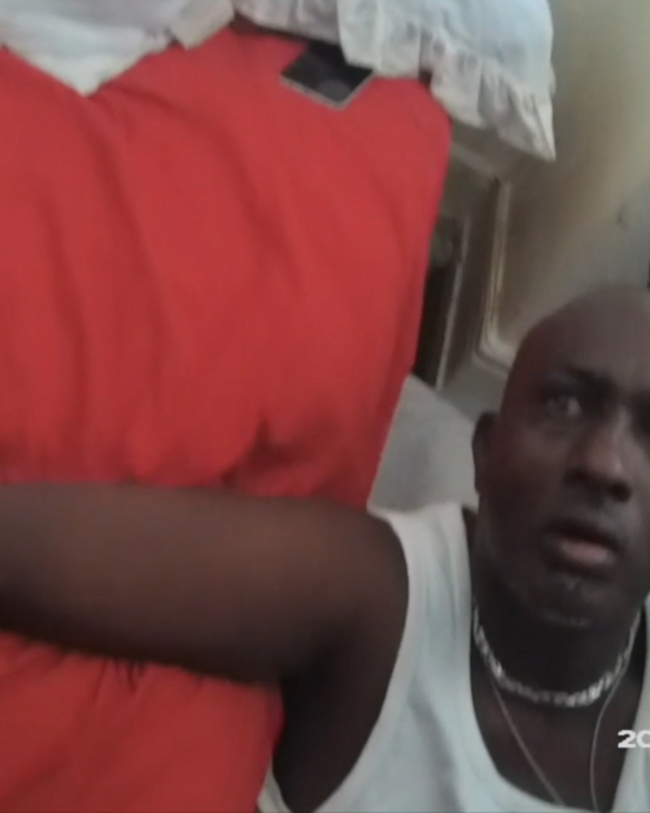 Haybe Nur wordt volledig verrast wanneer de politie hem in zijn huis arresteert.  