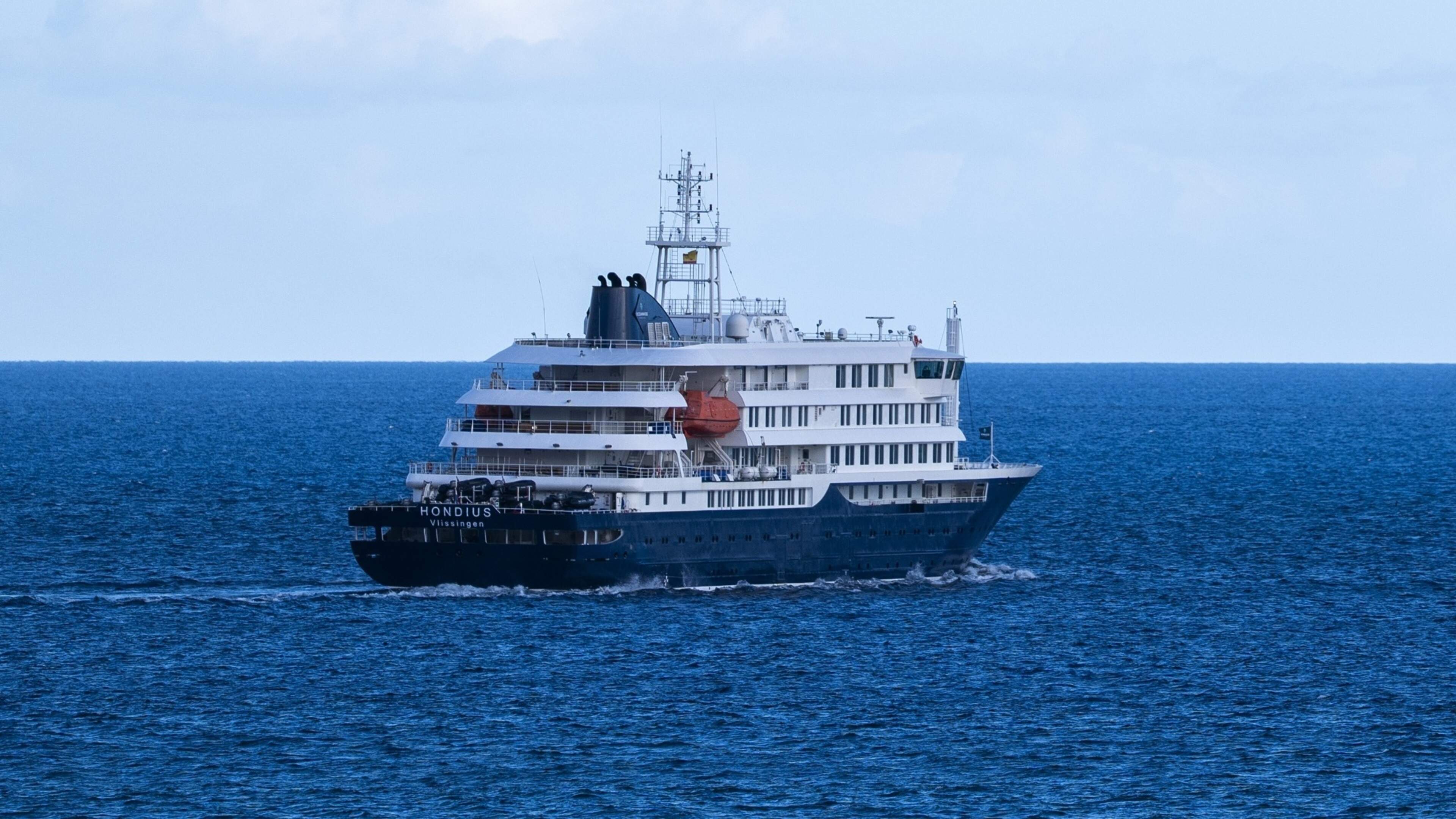 Deel opvarenden Hondius gaat in quarantaine in Rotterdamse haven