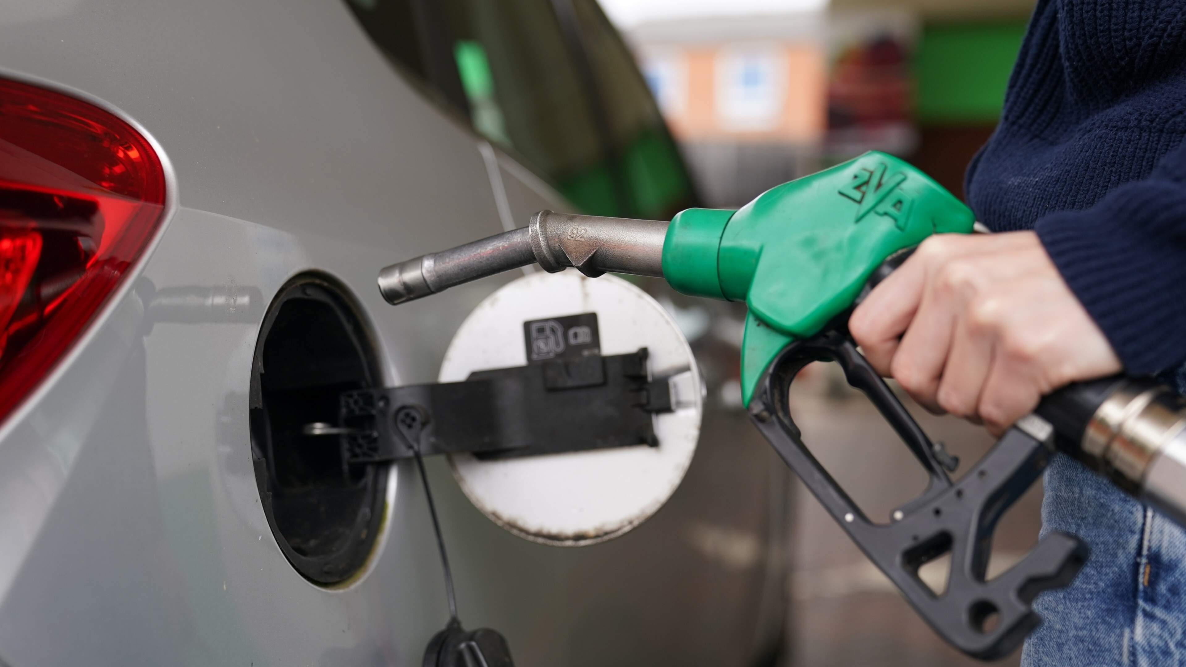 Prijs van tanken eindelijk weer iets gedaald: zoveel betaal je nu voor een liter diesel en benzine aan de pomp