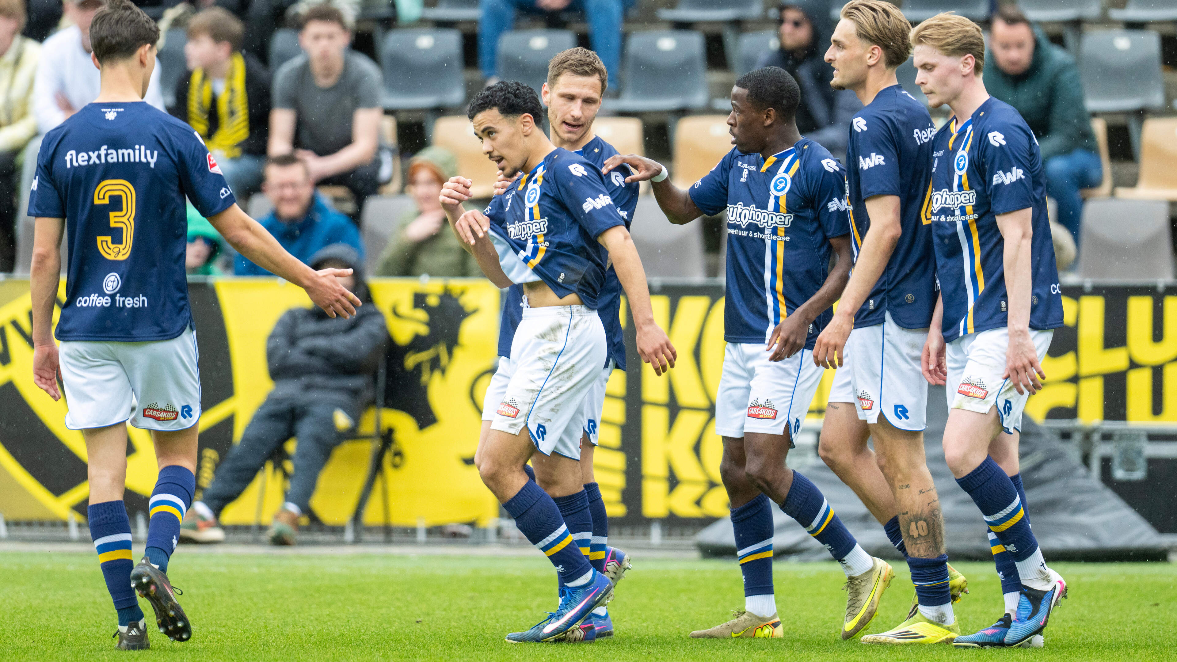 De Graafschap viert te vroeg feest en ziet VVV Venlo in blessuretijd nog twee keer scoren in doelpuntrijk duel