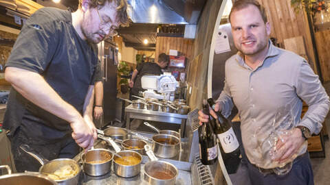 Chef-kok Teun van Nuland (l) en maître-sommelier Koen Kuipers staan het roer bij 1487.  