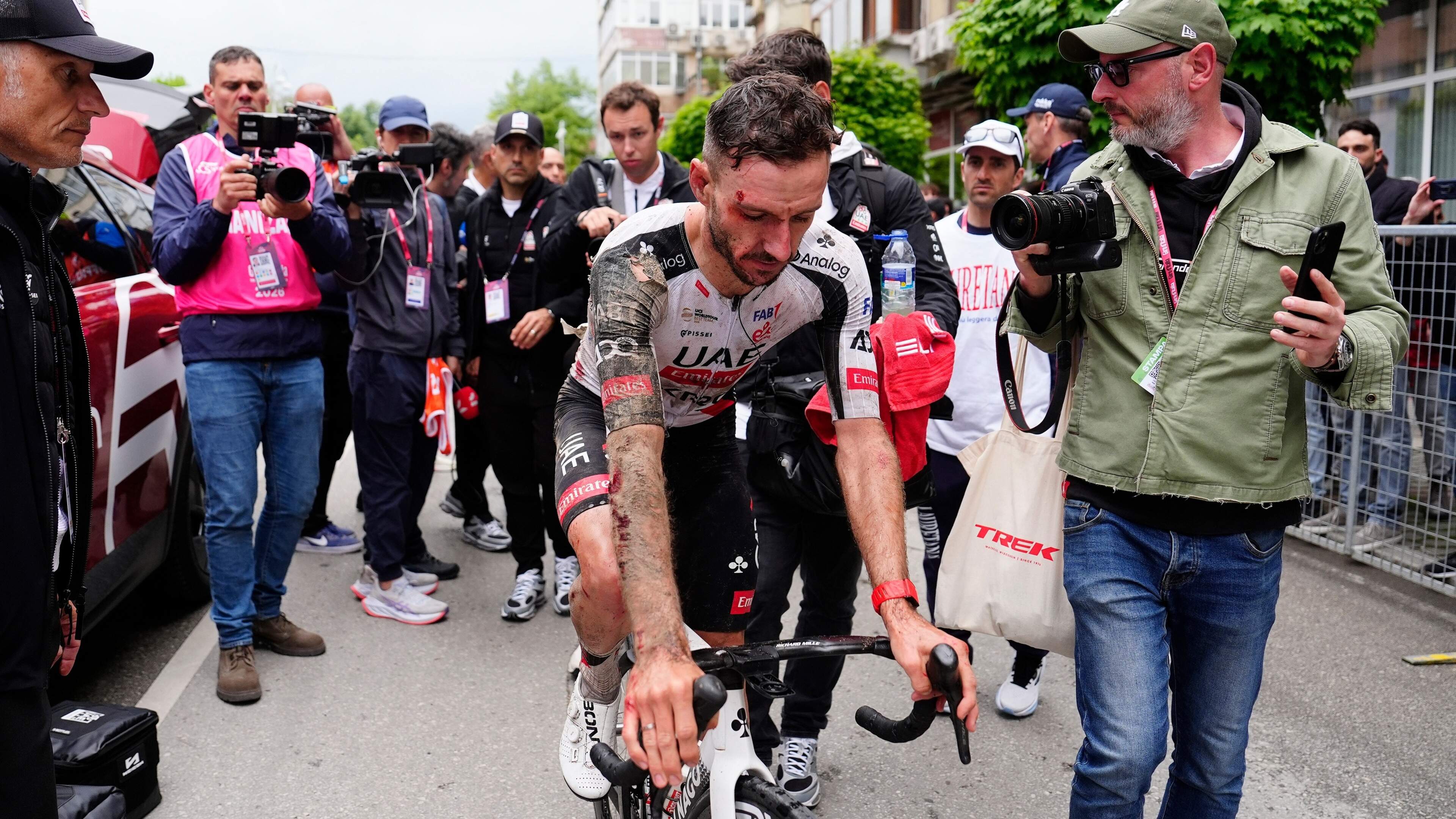 Giro-start in Bulgarije dondert na in peloton: ’Er mag wel wat meer rekening met de renners worden gehouden’