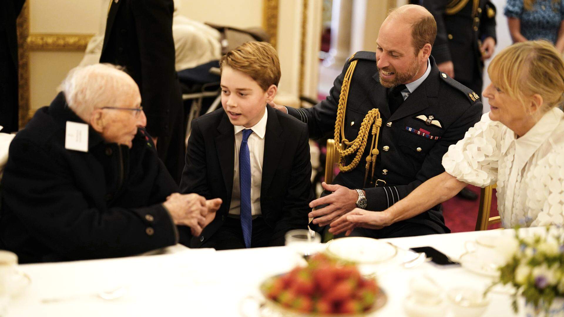 Prins George tijdens een ontmoeting met veteranen. Een belangrijk moment in de opmars naar zijn koningschap. 