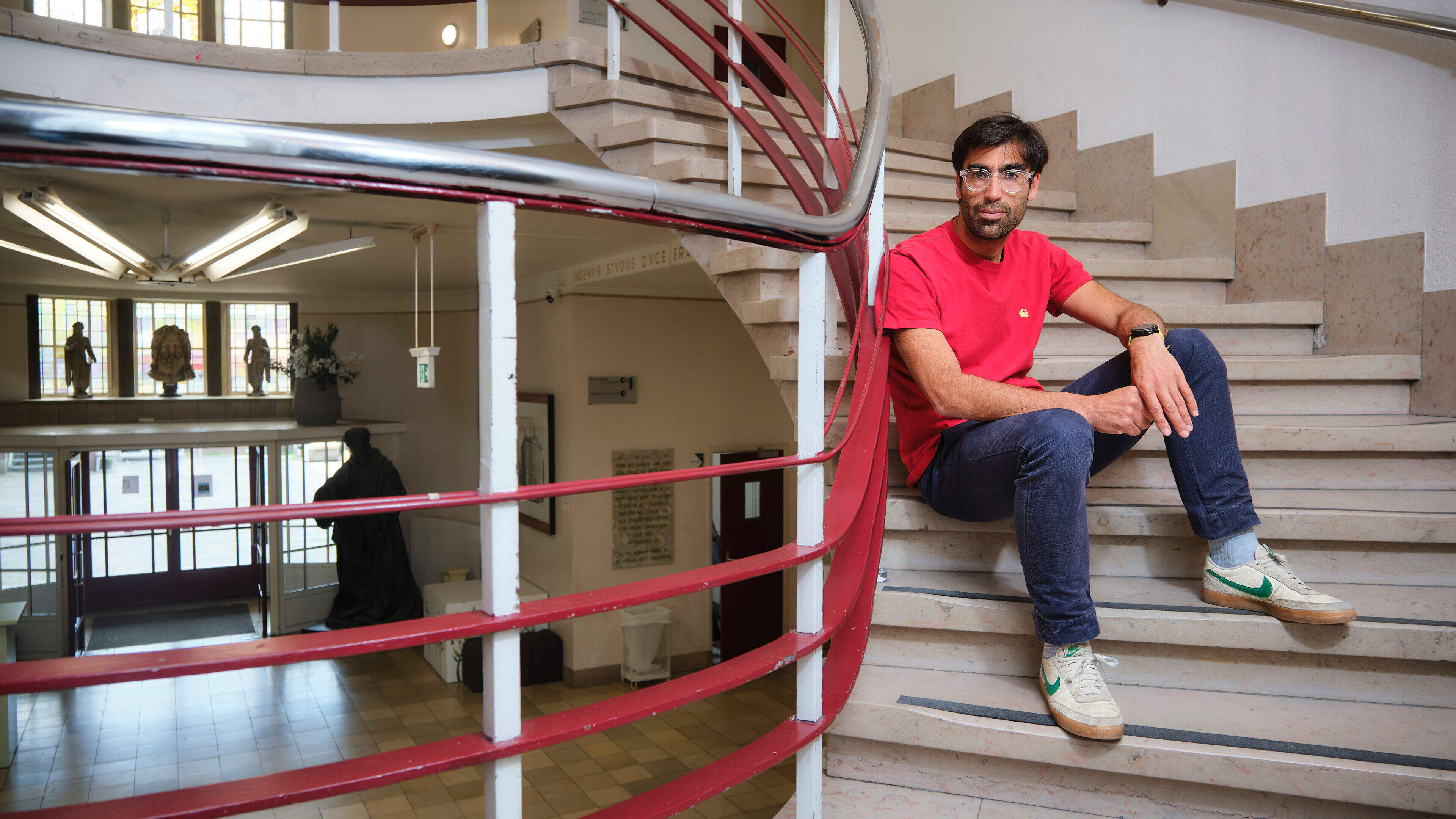 Hilarische roman Ernest van der Kwast over ’snelkookpan’ middelbare school: van Apfelkorn tijdens Duits tot voor de klas staan met een erectie