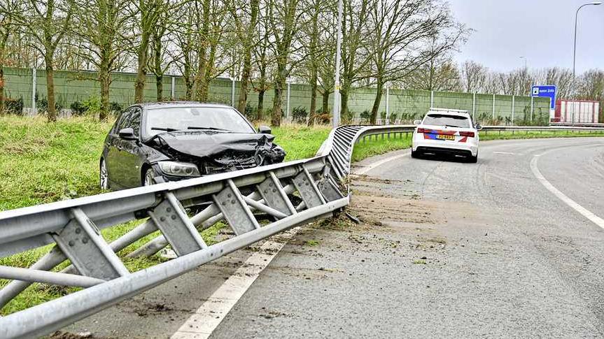 Auto crasht met 200 kilometer per uur na politieachtervolging Hagestein