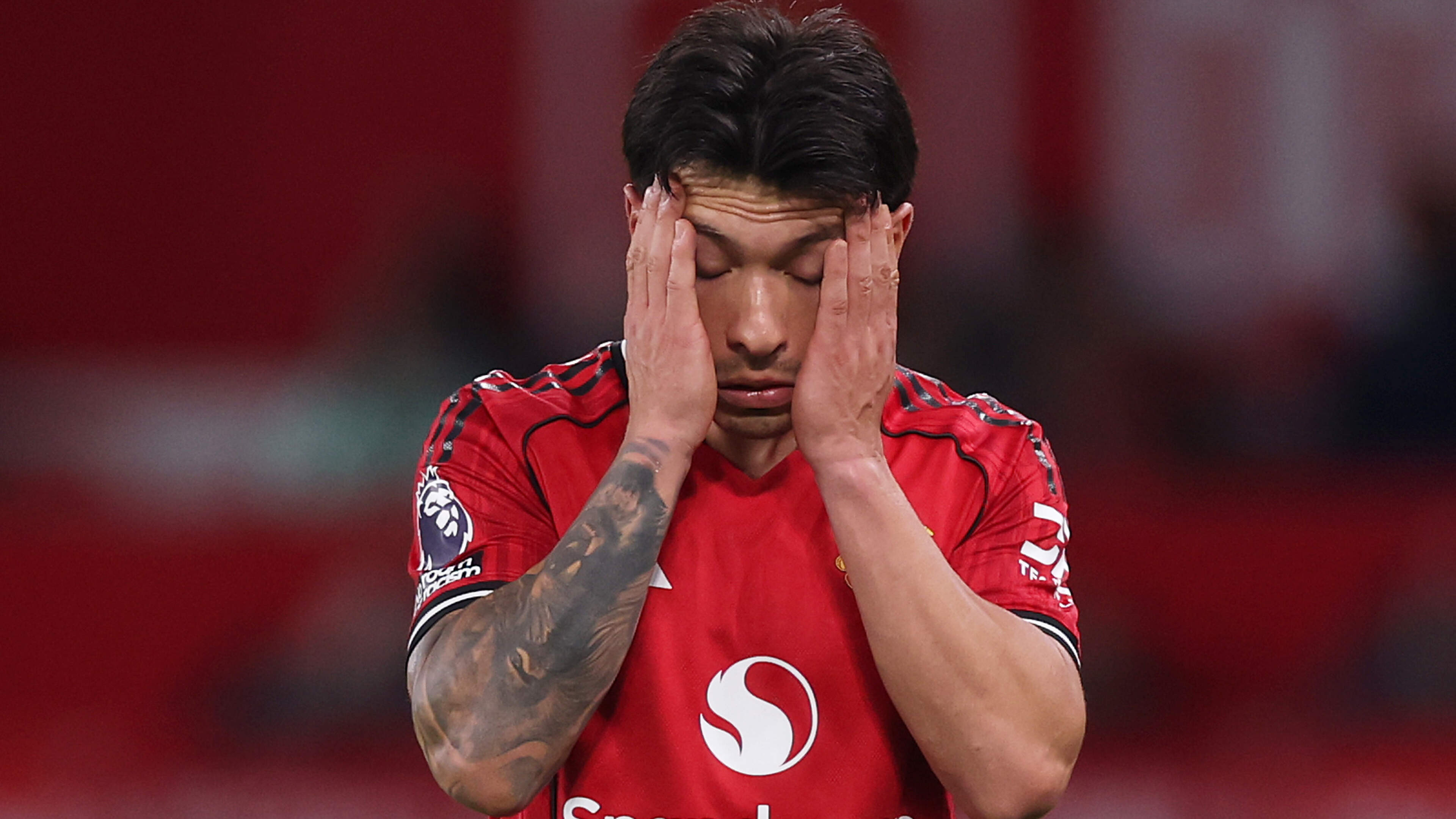 Verdedigingscrisis bereikt kookpunt bij Manchester United in aanloop naar duel met Chelsea