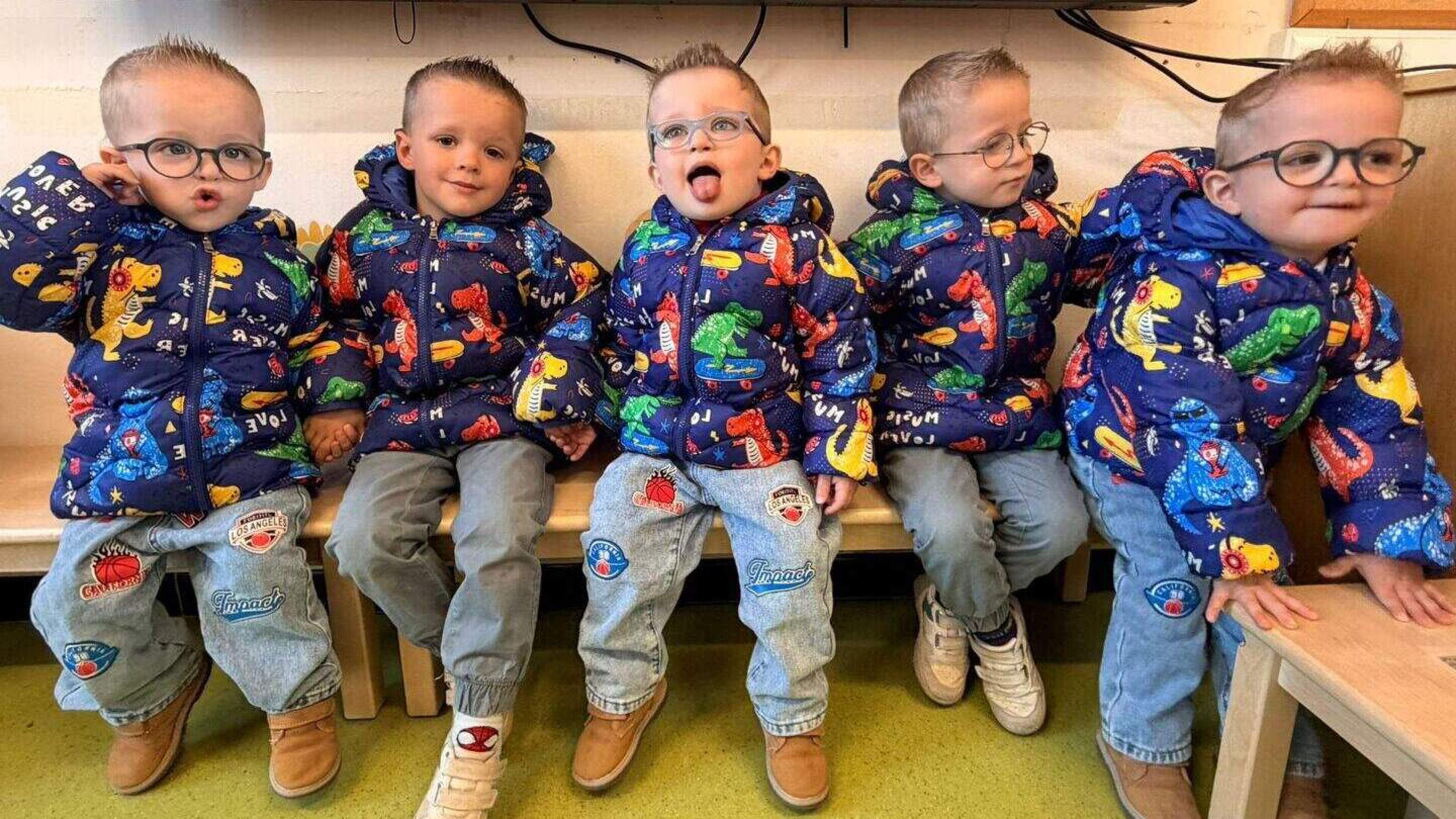 Een tweeling én een drieling: vijf Belgische broertjes met dezelfde kleren en kapsel zitten allemaal in één klasje