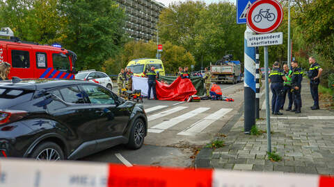 Een kind dat op een fatbike reed, is overleden na een aanrijding met een vrachtwagen aan de IJdoornlaan in Amsterdam.