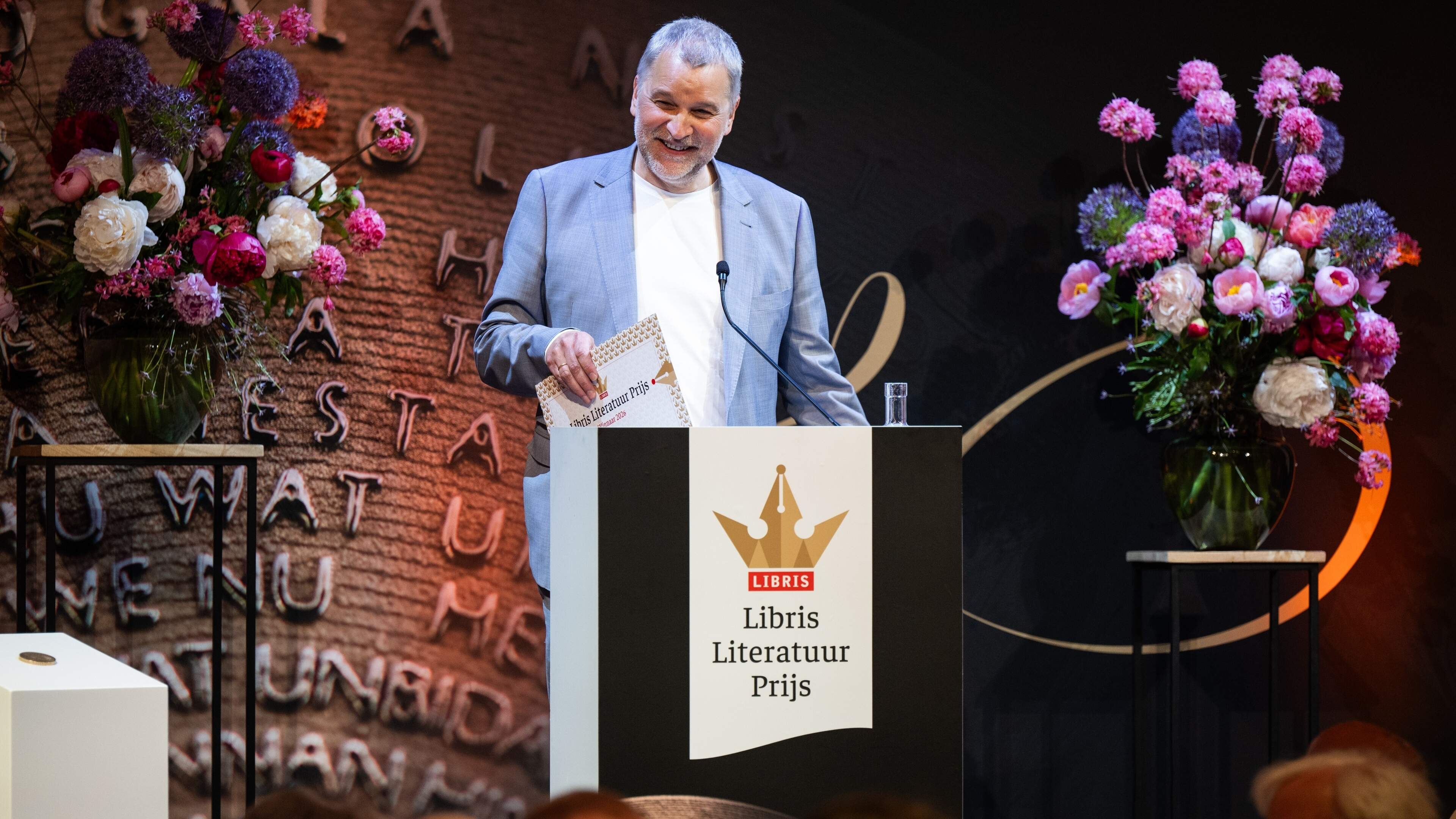 Bert Natter wint Libris Literatuur Prijs 2026 met boek Aan het einde van de oorlog