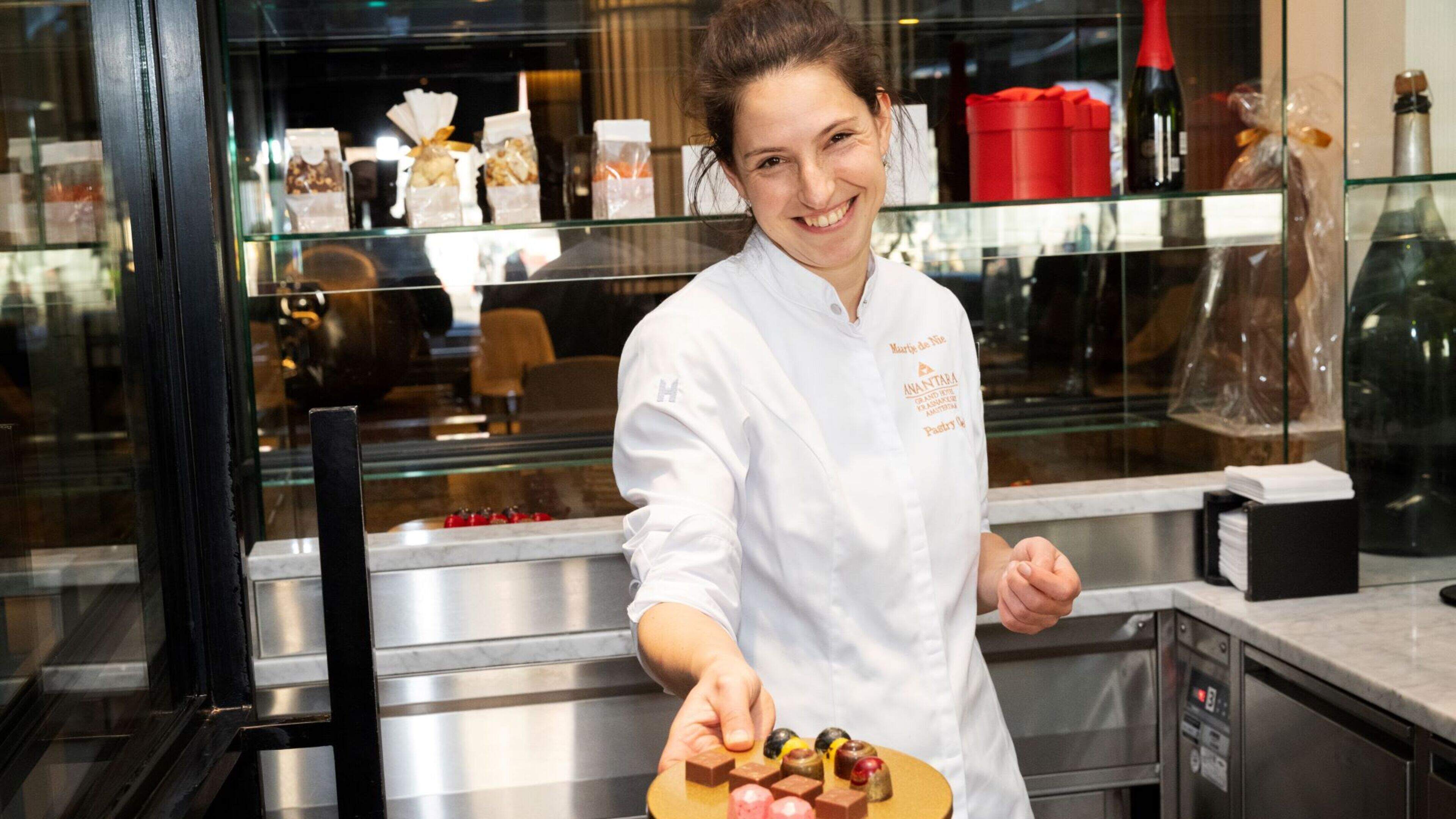 Maartje (37) is patissier in het Krasnapolsky: ’Wat ik het liefst maak? Bruidstaarten!’