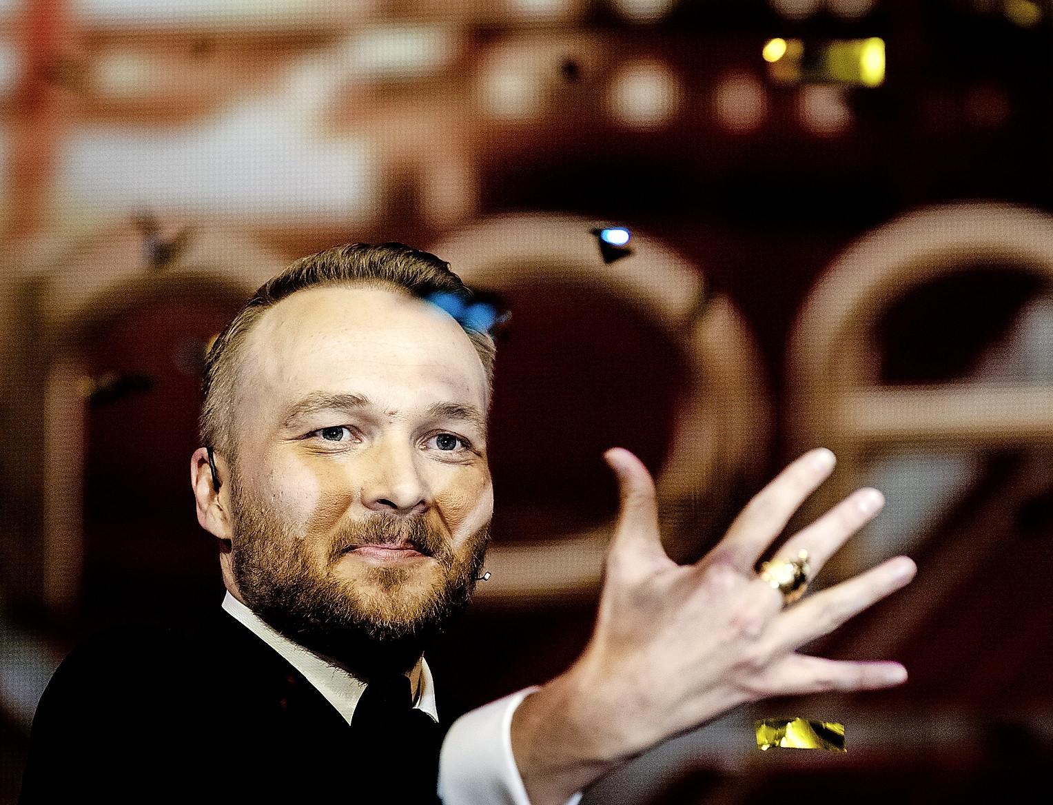 Donderdagavond trekt Arjen Lubach na tien jaar nog één keer zijn fileermes  te voorschijn voor de laatste keer De avondshow op het goedbekeken NPO1. |  De Telegraaf