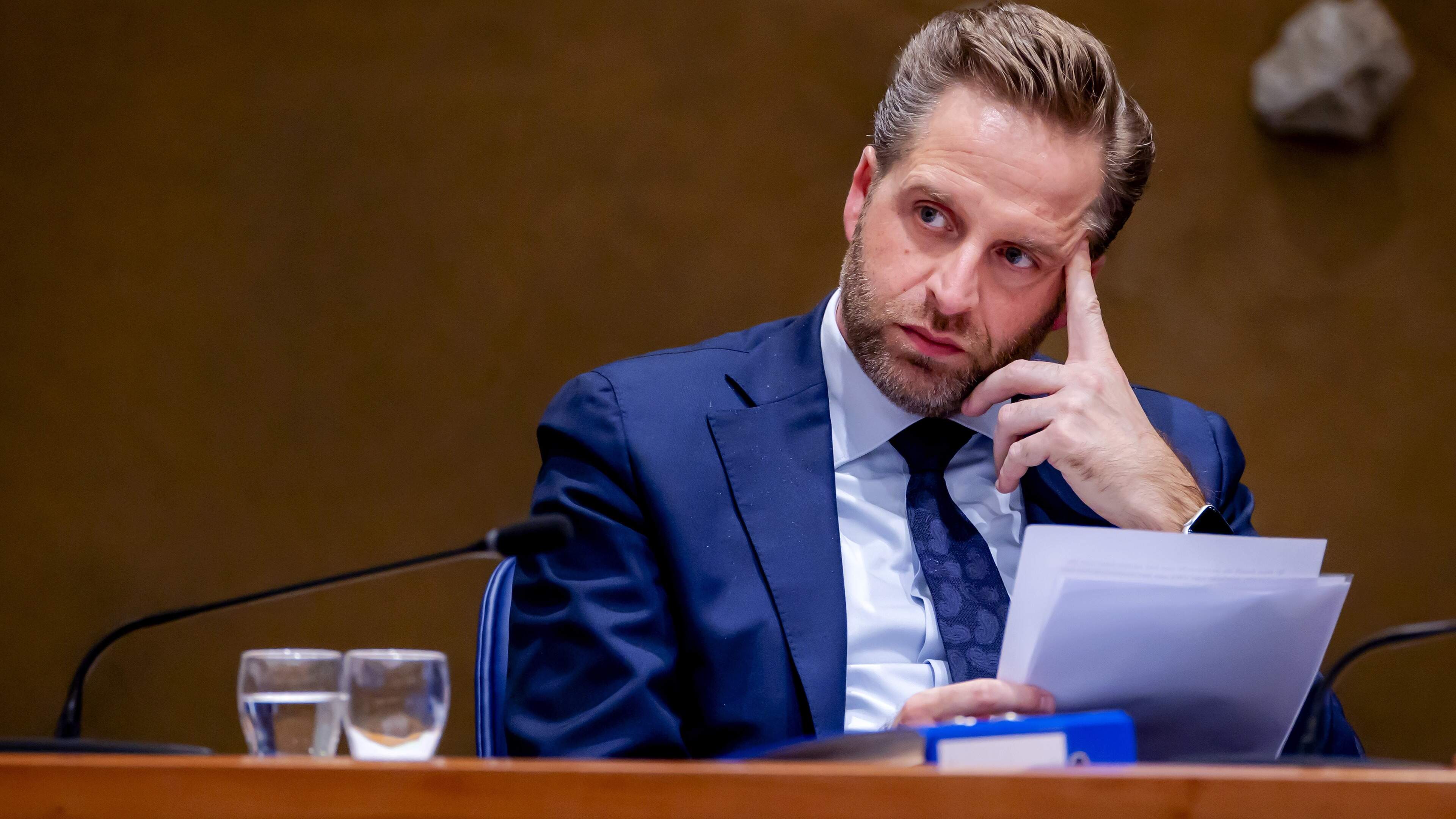 Van ’dansen met Janssen’ tot dubieuze mondkapjesdeal: oud-minister Hugo de Jonge verschijnt vrijdag voor coronacommissie