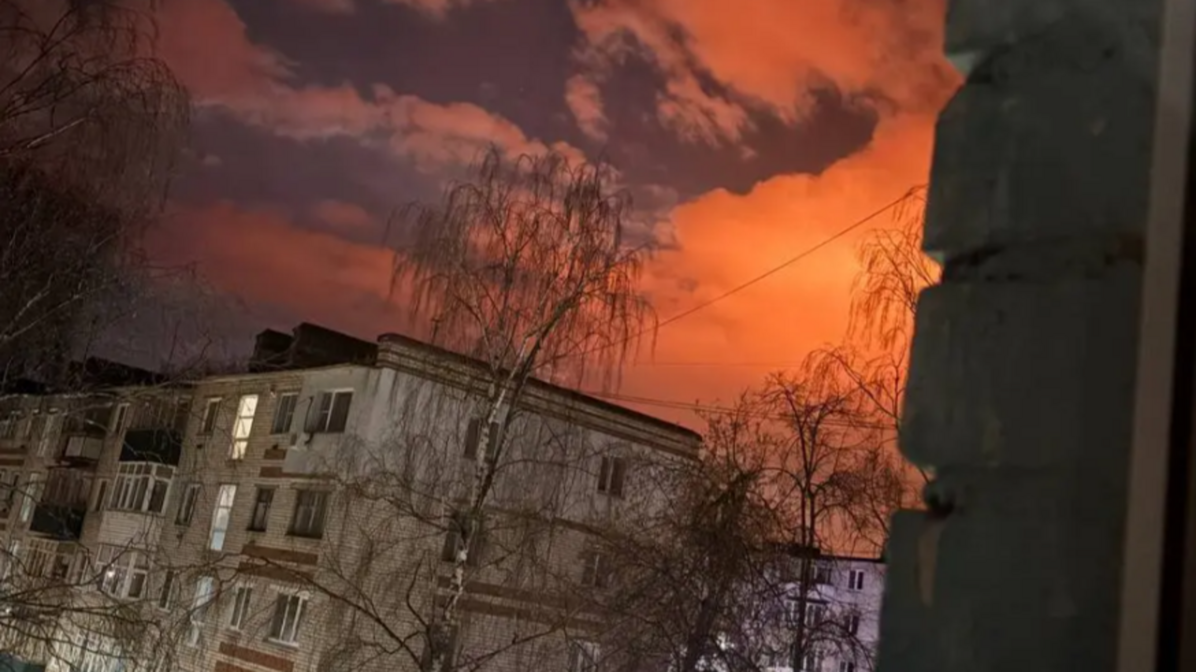 LIVE | Oekraïne zet Russische olie-installaties, waaronder Lukoil-gebouw, in brand