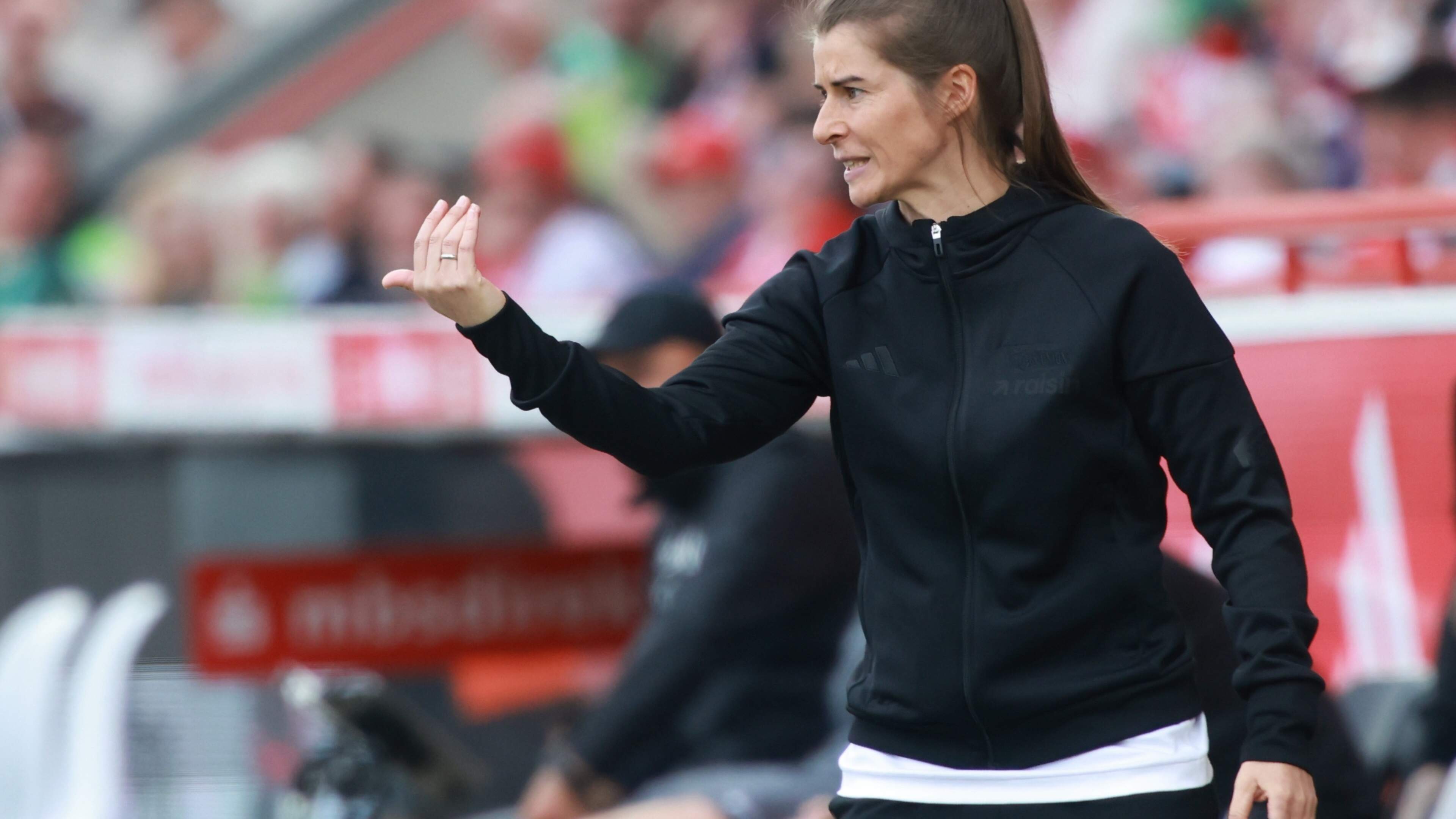 Historisch debuut Marie-Louise Eta in Bundesliga kent teleurstellende afloop, Bayern officieus kampioen