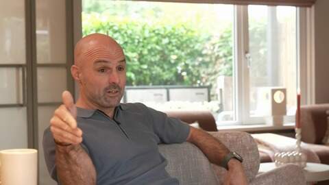 René en Denise (rechts) waren niet blij met de make-over van VTWonen-syliste Fietje Bruijn (links) en Kees Tol probeerde te bemiddelen.