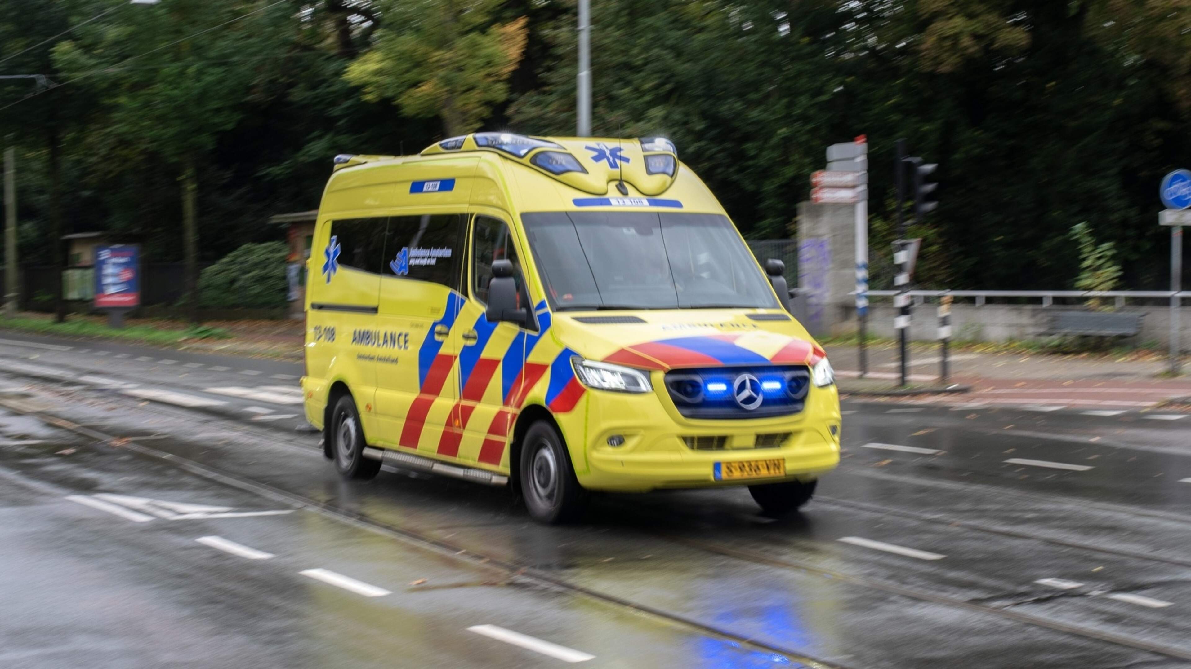 Verplichte rijhulpsystemen zitten ambulances in de weg: „Onnodige noodstop kan levensgevaarlijk zijn”