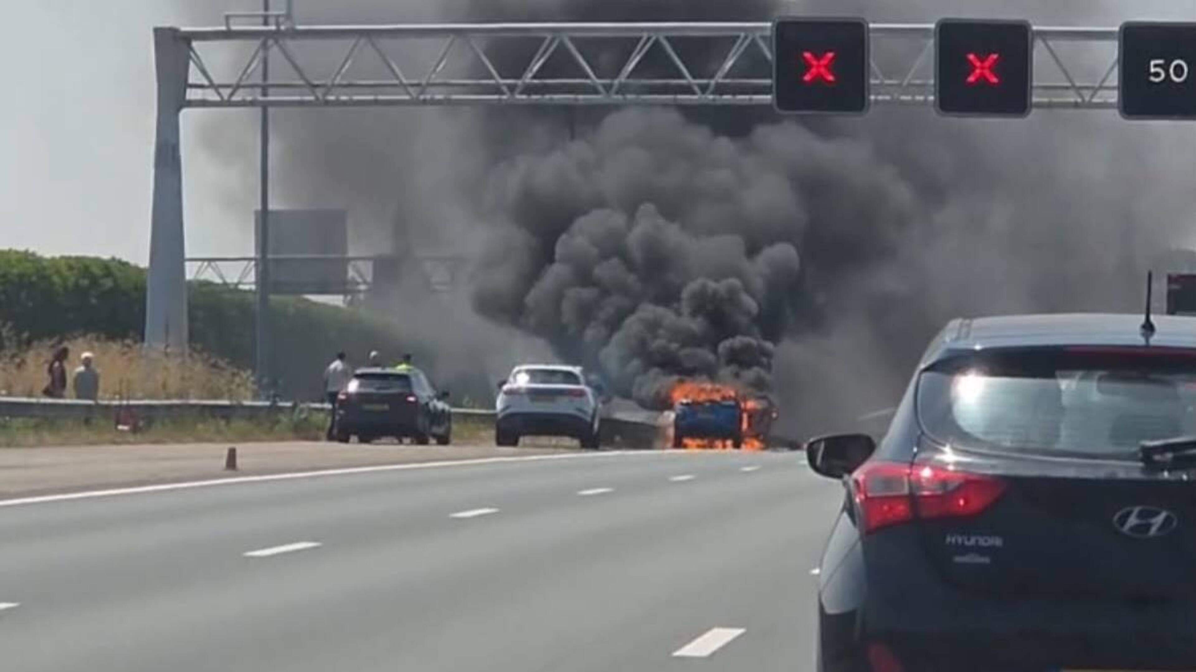 Autobrand op A4 bij Hoogmade zorgt voor grote vertraging in beide richtingen