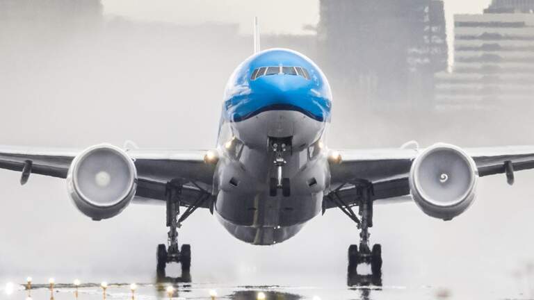SCHIPHOL - Een KLM vliegtuig stijgt op van de Kaagbaan op Schiphol na een hevige regenbui. Foto: ANP / Hollandse Hoogte / Jeffrey Groeneweg