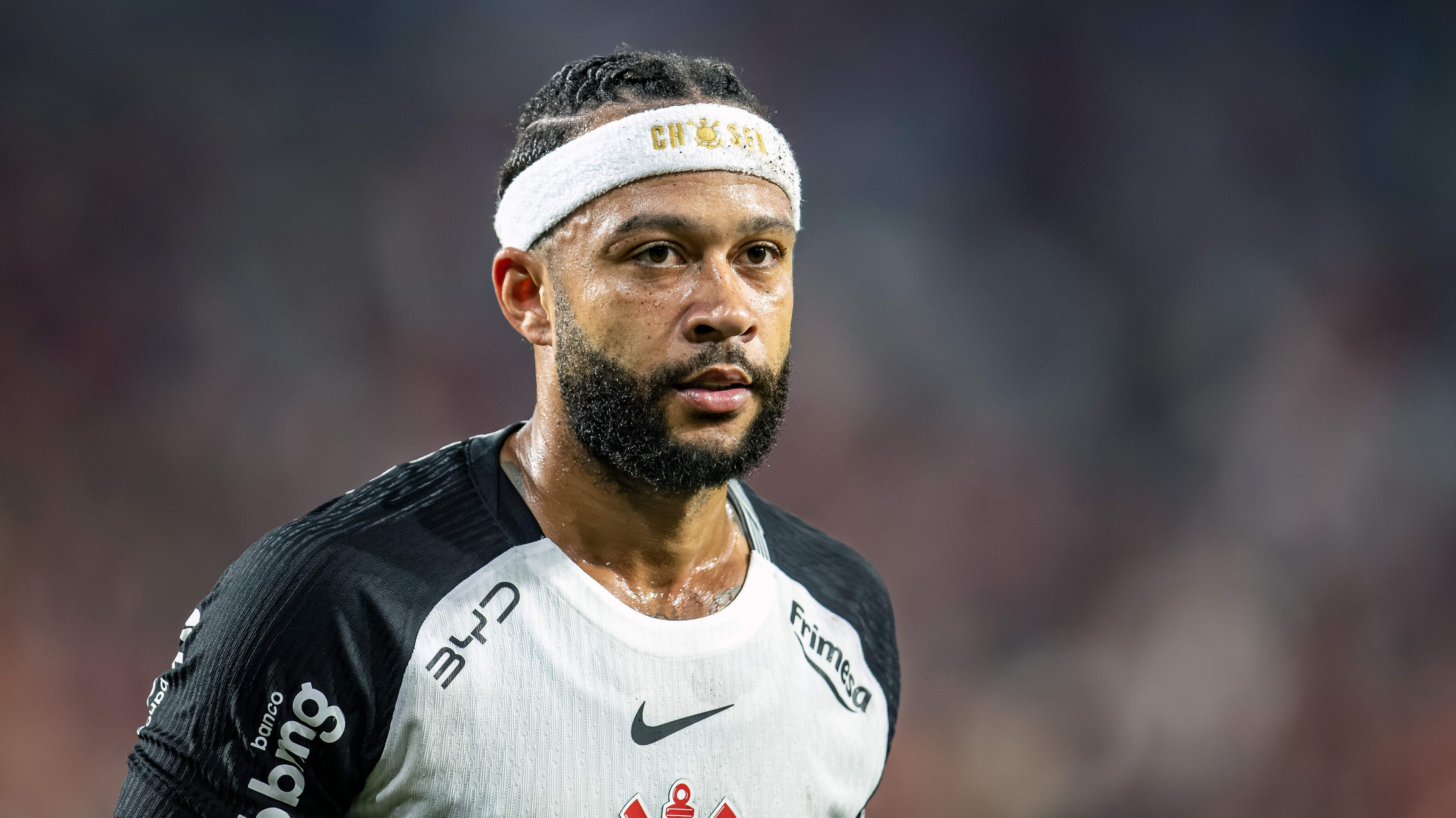 Memphis Depay évite la suspension après son usage controversé du téléphone en match