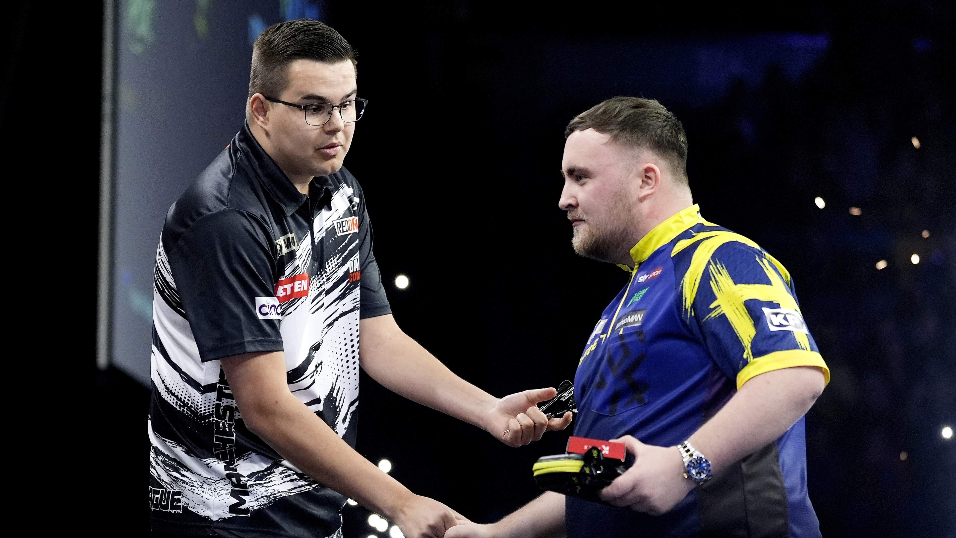 Oud-wereldkampioen kritisch op reactie Gian van Veen na huilgebaar Luke Littler: ’Dat geloof ik niet’