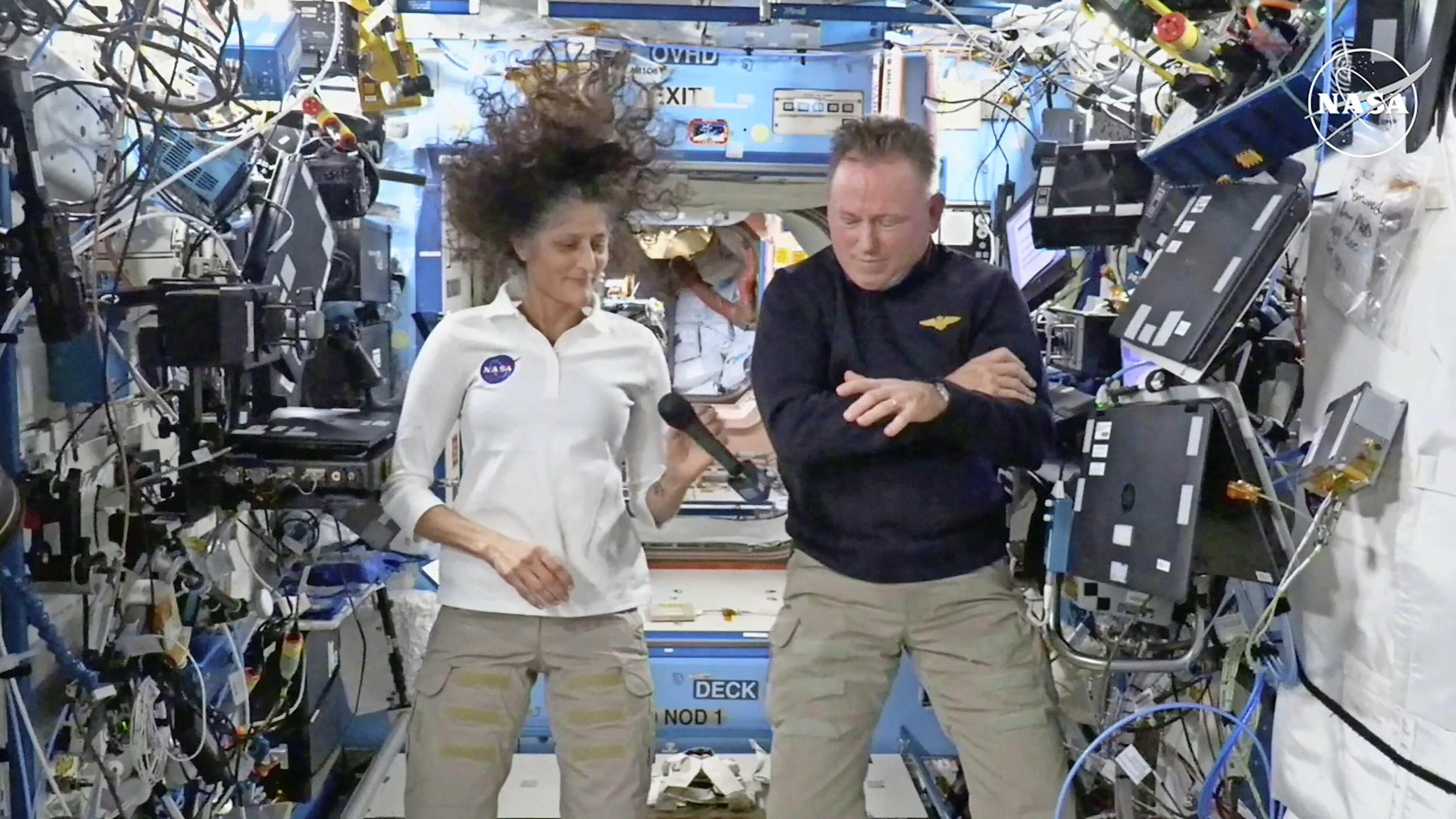 Astronauten Wilmore en Williams keren na negen maanden terug naar aarde terwijl acht dagen gepland w