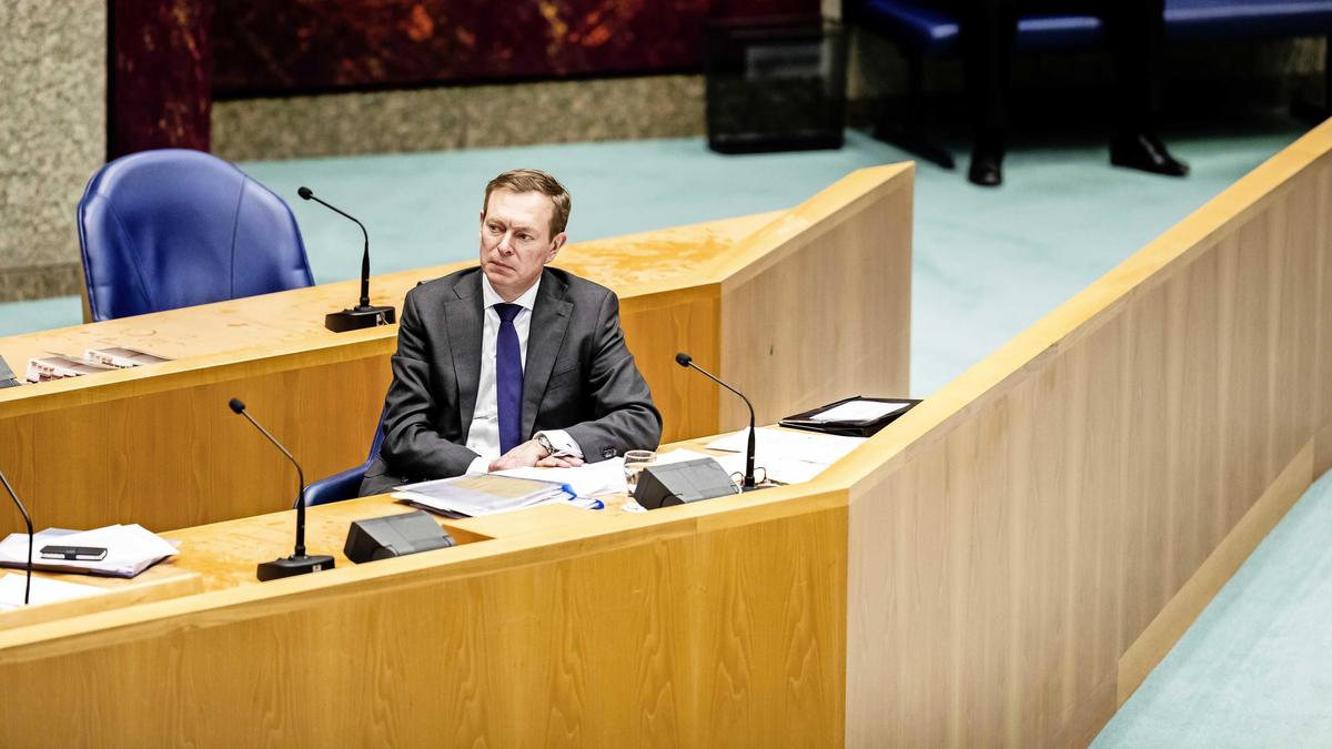 „Dank voor jullie steun zojuist. Ik had last van flauwte door oververmoeidheid en intensieve weken’’, meldt Bruins op Twitter.