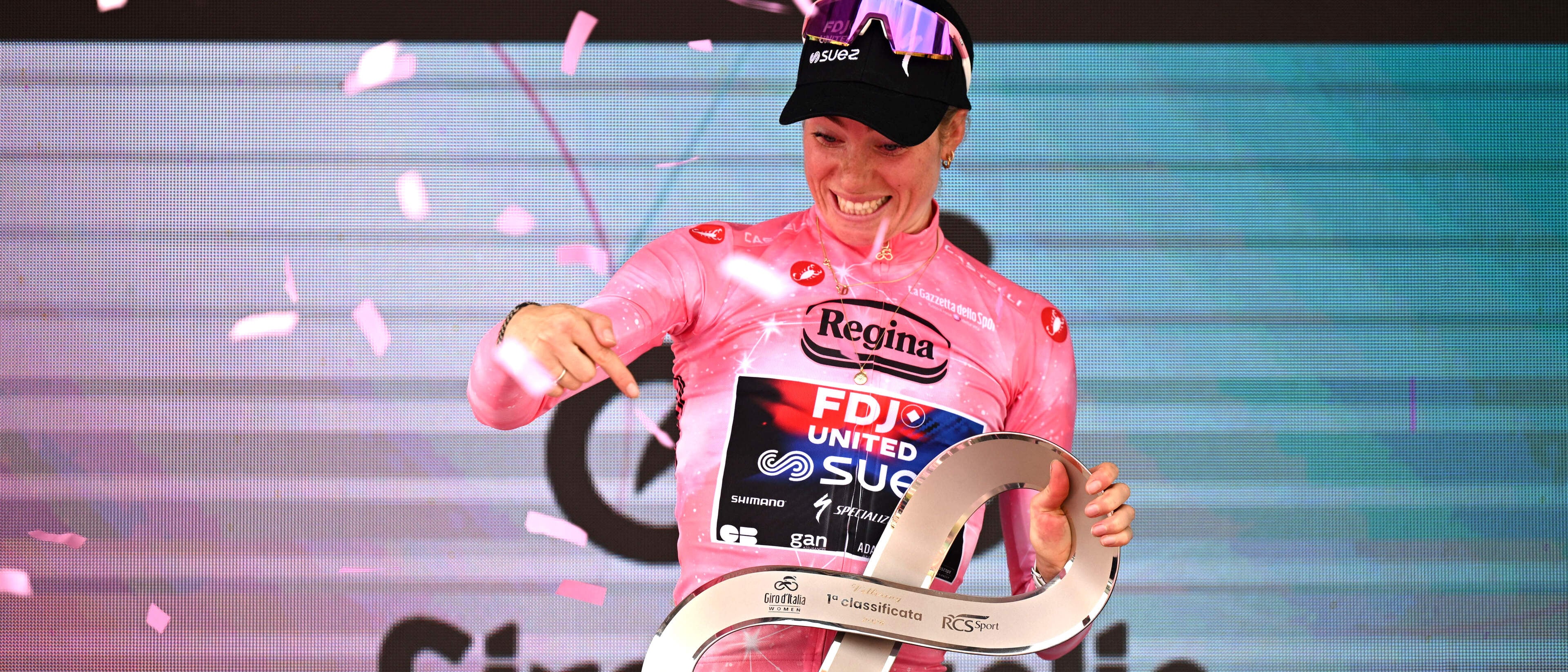 Winnares Demi Vollering maakt indruk op slotdag van Giro d'Italia door Van  der Breggen te kraken: 'Ik vloog' | De Telegraaf