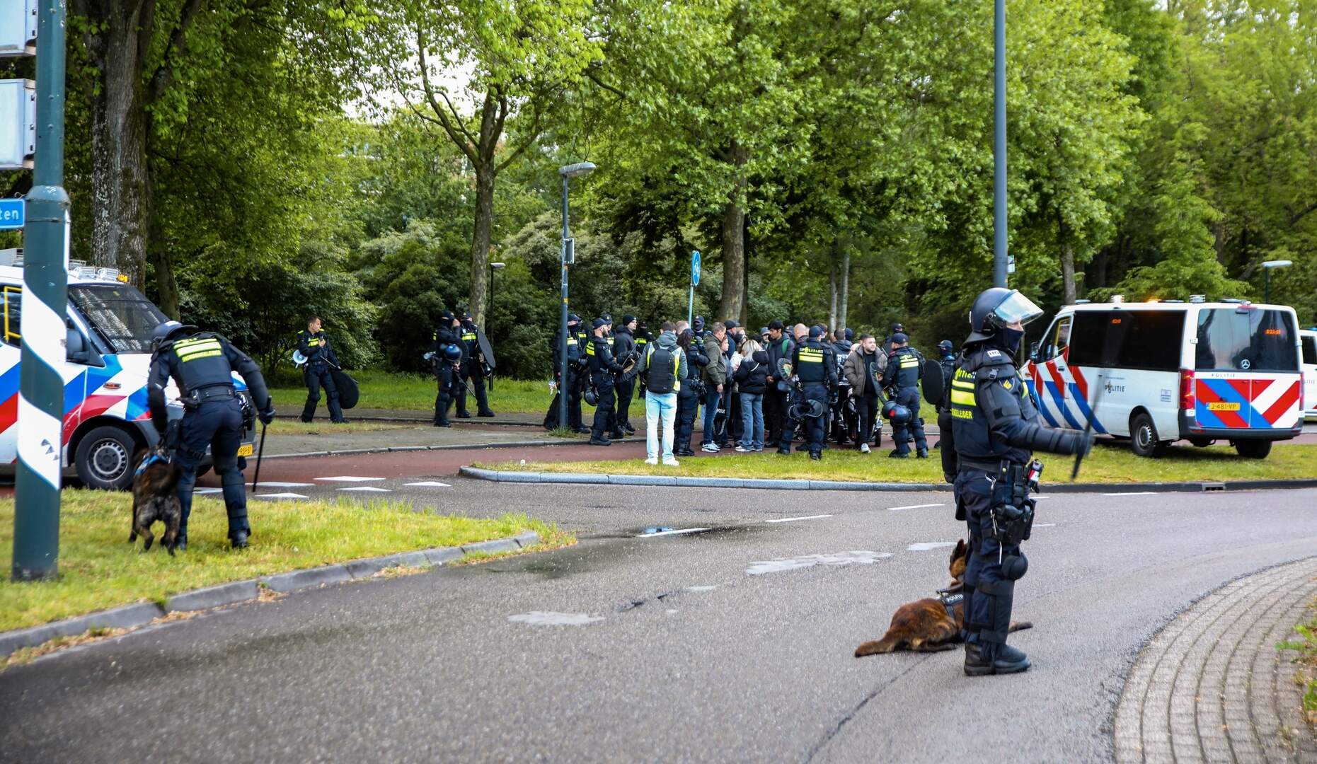 Politie is aanwezig bij een anti-azc-protest.