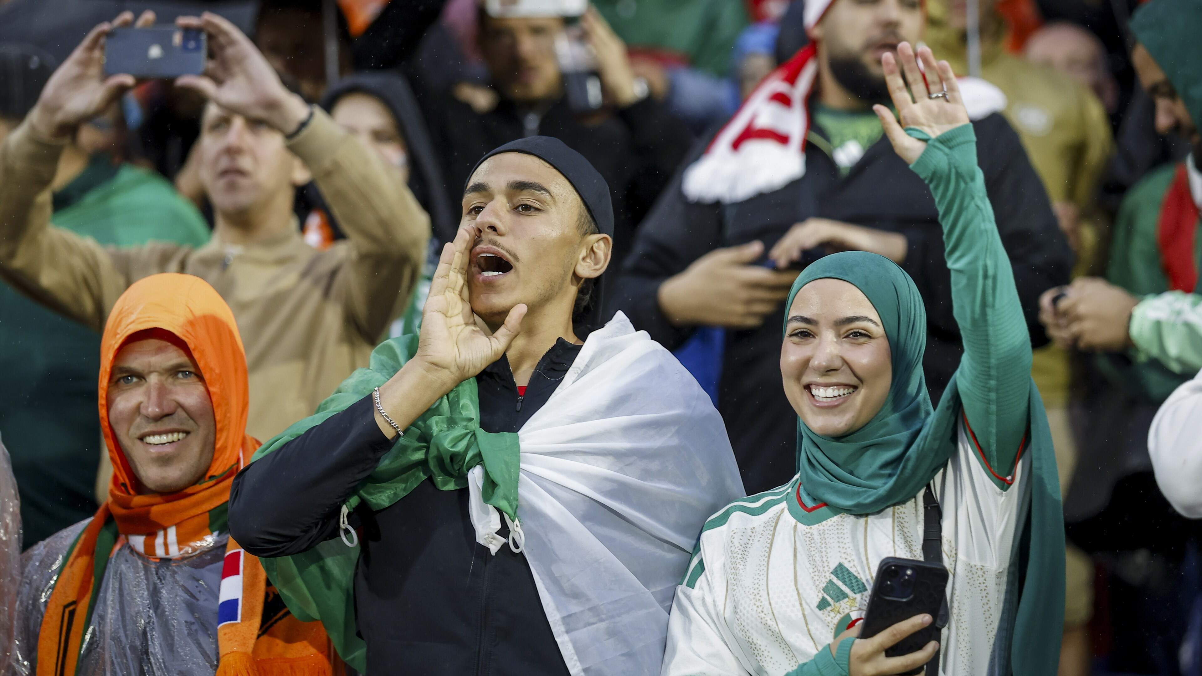 LIVE: Donyell Malen raakt paal, Algerijnse fans zeer talrijk aanwezig in De Kuip