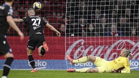 Liggend op de grond ziet Remko Pasveer hoe SC Heerenveen-spits Vaclav Sejk de bal uit de rebound binnenwerkt.
