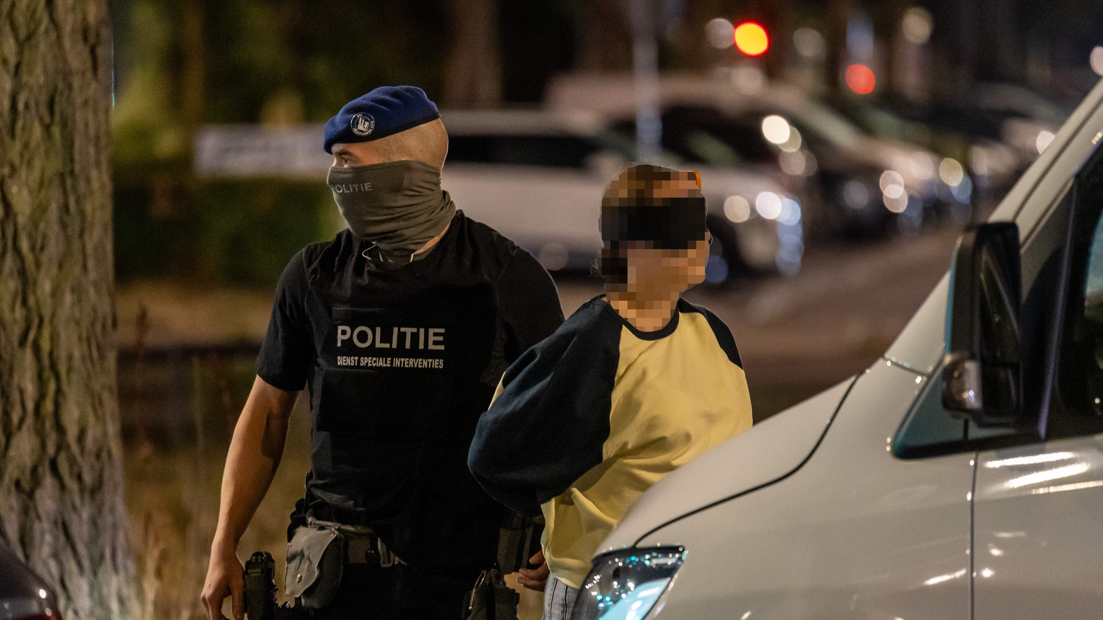 Spectaculaire aanhouding in Rotterdam, slechts enkele uren na vondst vermoorde Scott (38): verdachten uit dure Mercedes getrokken