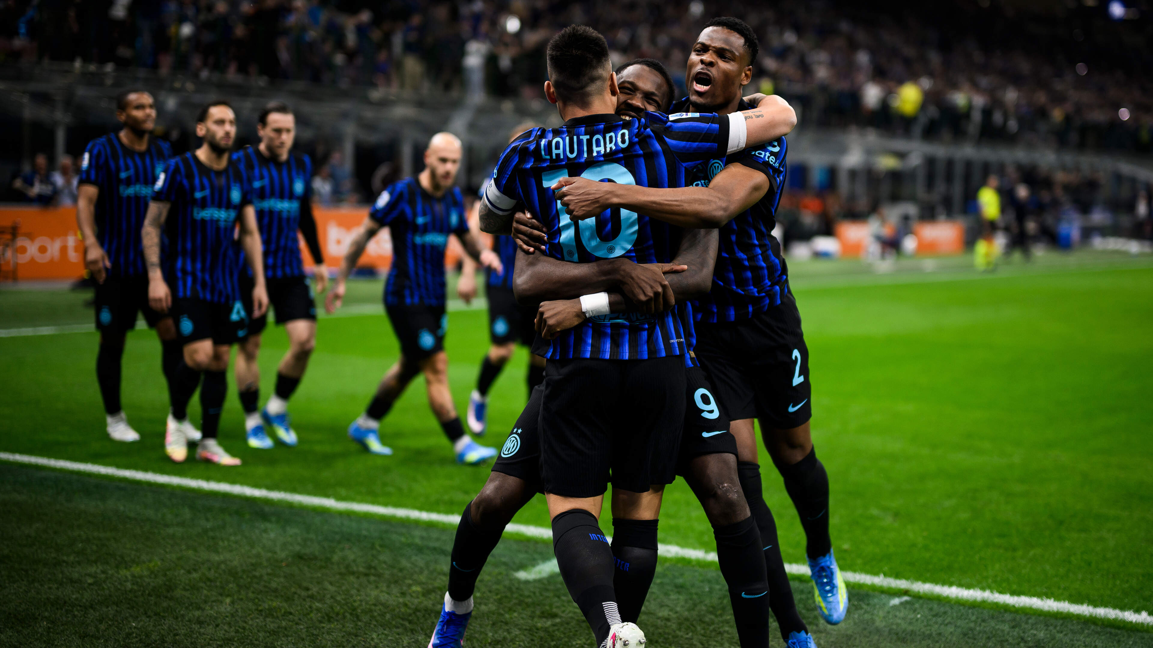 Denzel Dumfries wint met Internazionale ruim van AS Roma en Donyell Malen, maar heeft ook reden tot frustratie