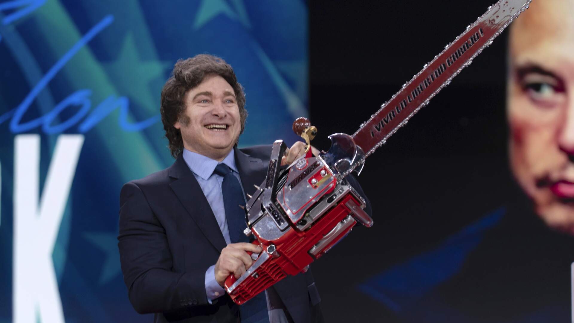 De Argentijnse president Javier Milei liep onder luid gejuich met een kettingzaag over het podium, omdat hij het mes in de overheidsuitgaven wil zetten.