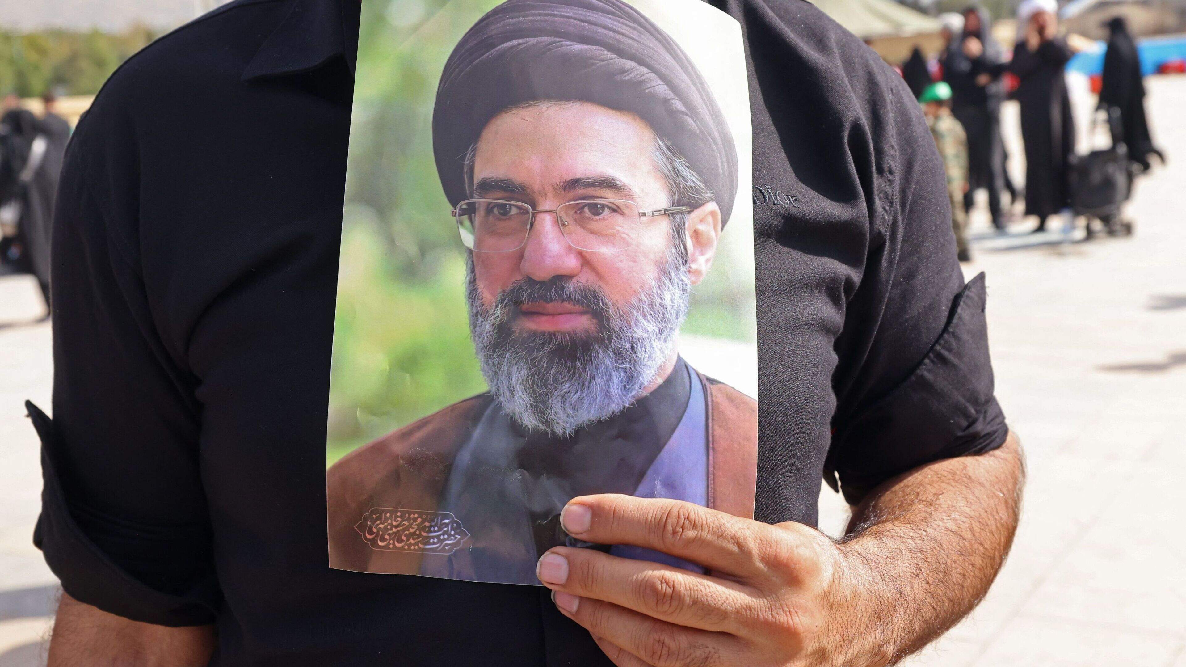 LIVE | Zoons nemen afscheid van Ali Khamenei, zijn opvolger Mojtaba ontbreekt als enige